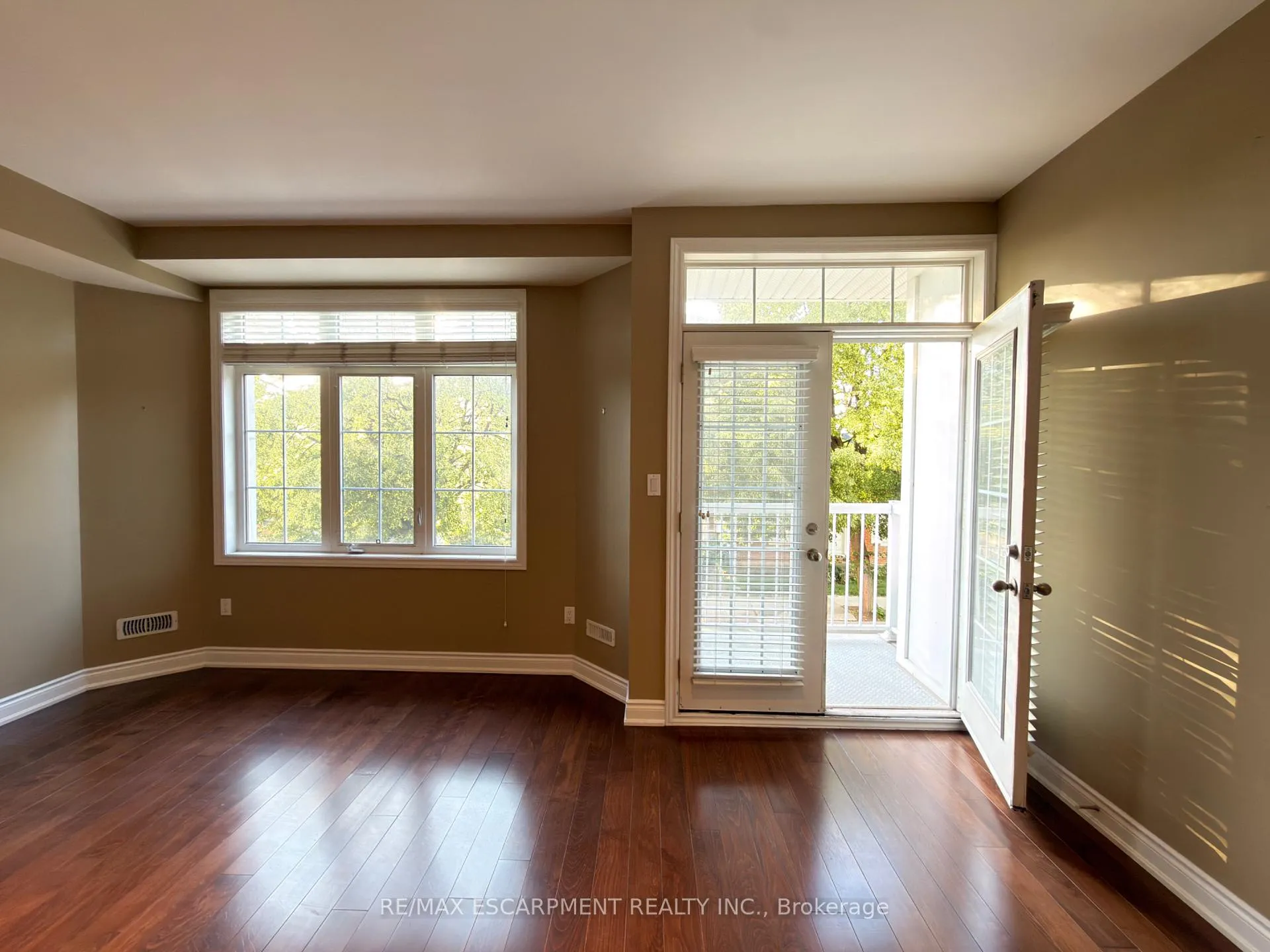 Photo 7 of 2085 Pine Street, Burlington, Brant — HOMEH