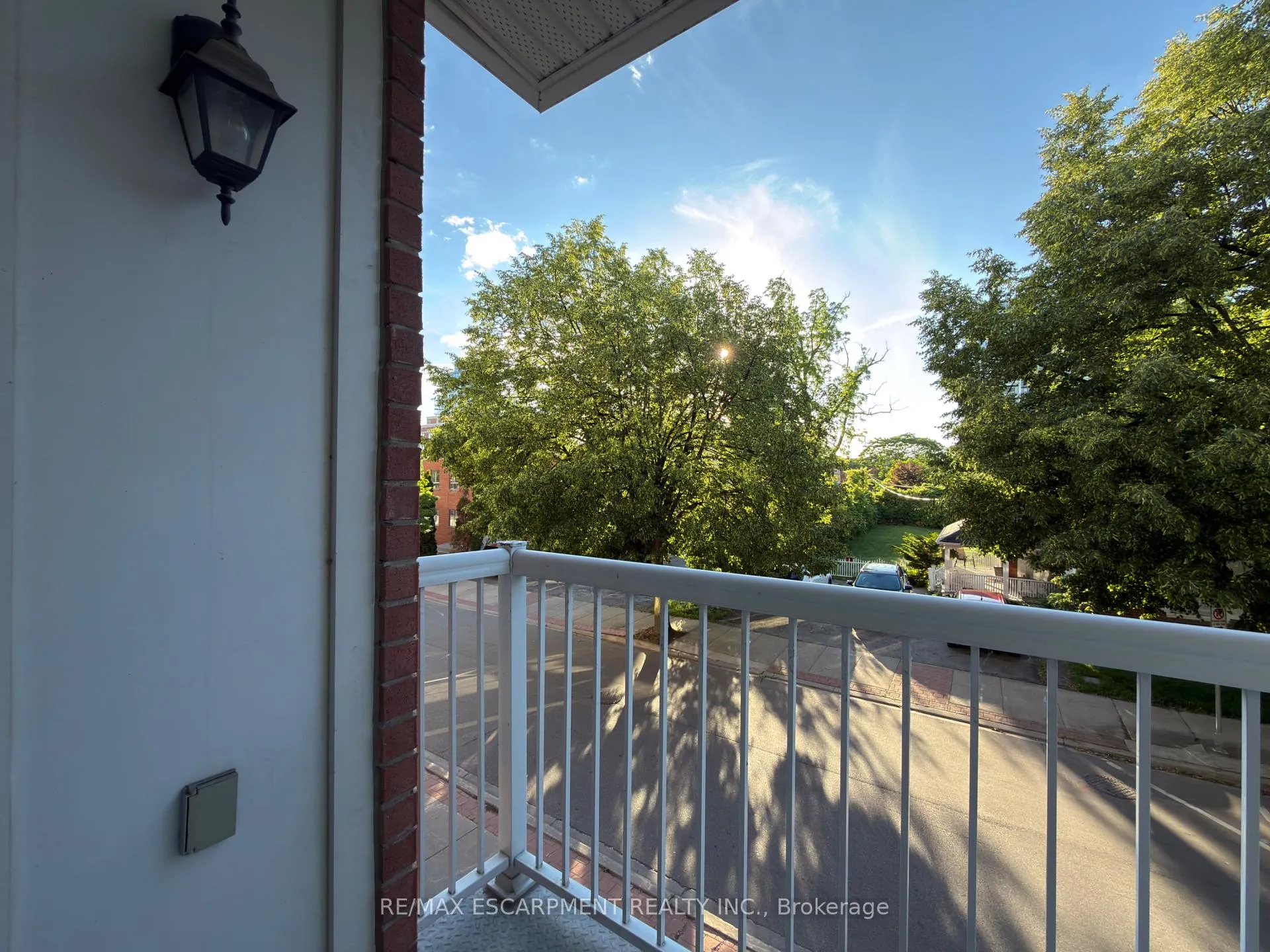 Photo 8 of 2085 Pine Street, Burlington, Brant — HOMEH