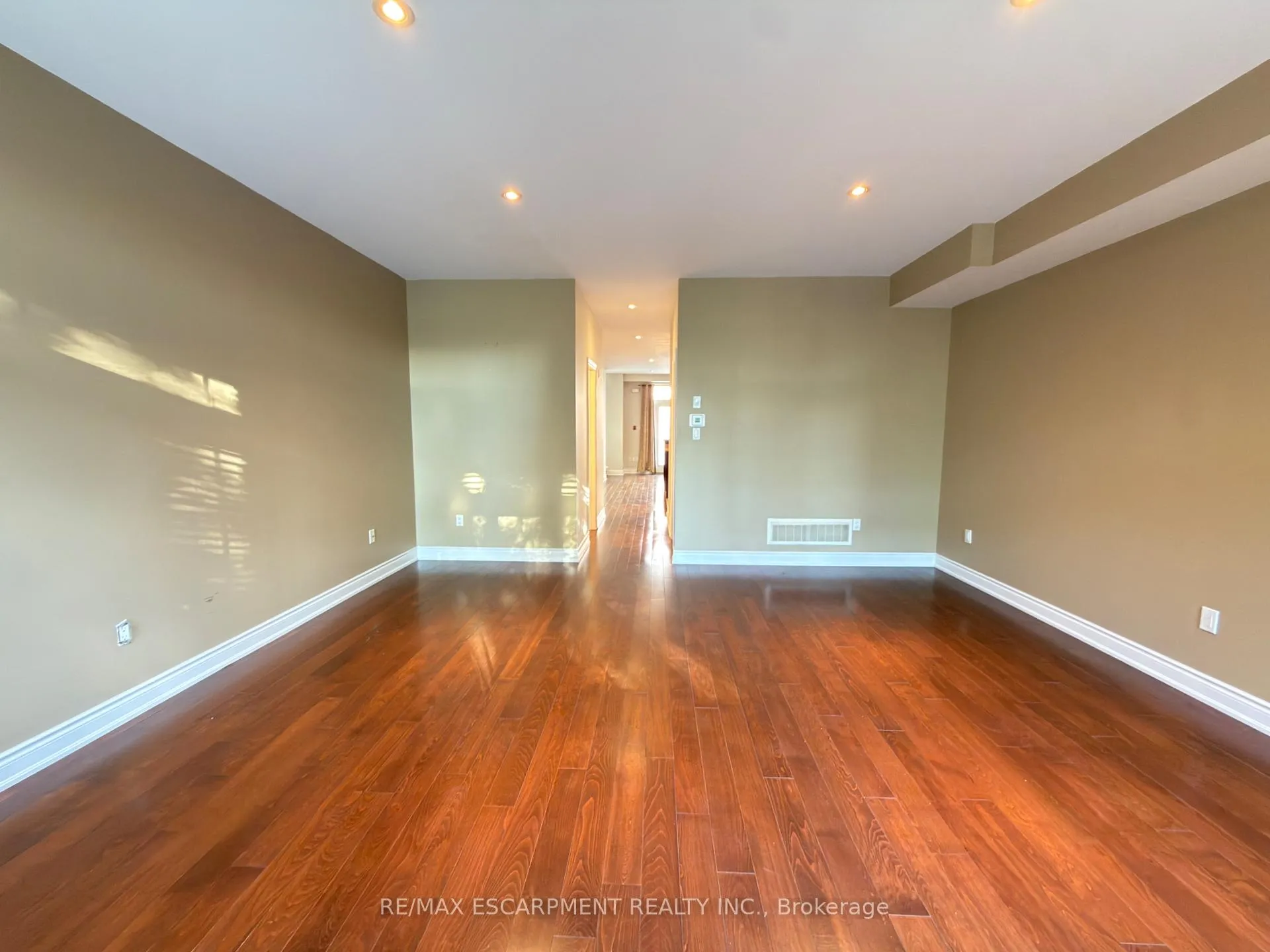 Photo 9 of 2085 Pine Street, Burlington, Brant — HOMEH