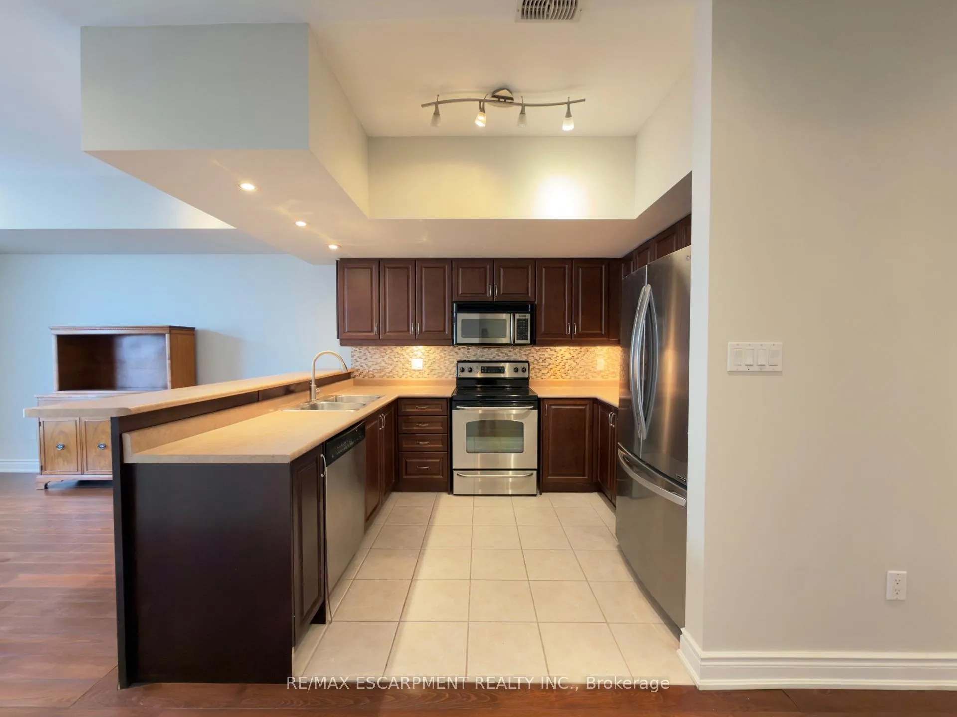 Photo 11 of 2085 Pine Street, Burlington, Brant — HOMEH
