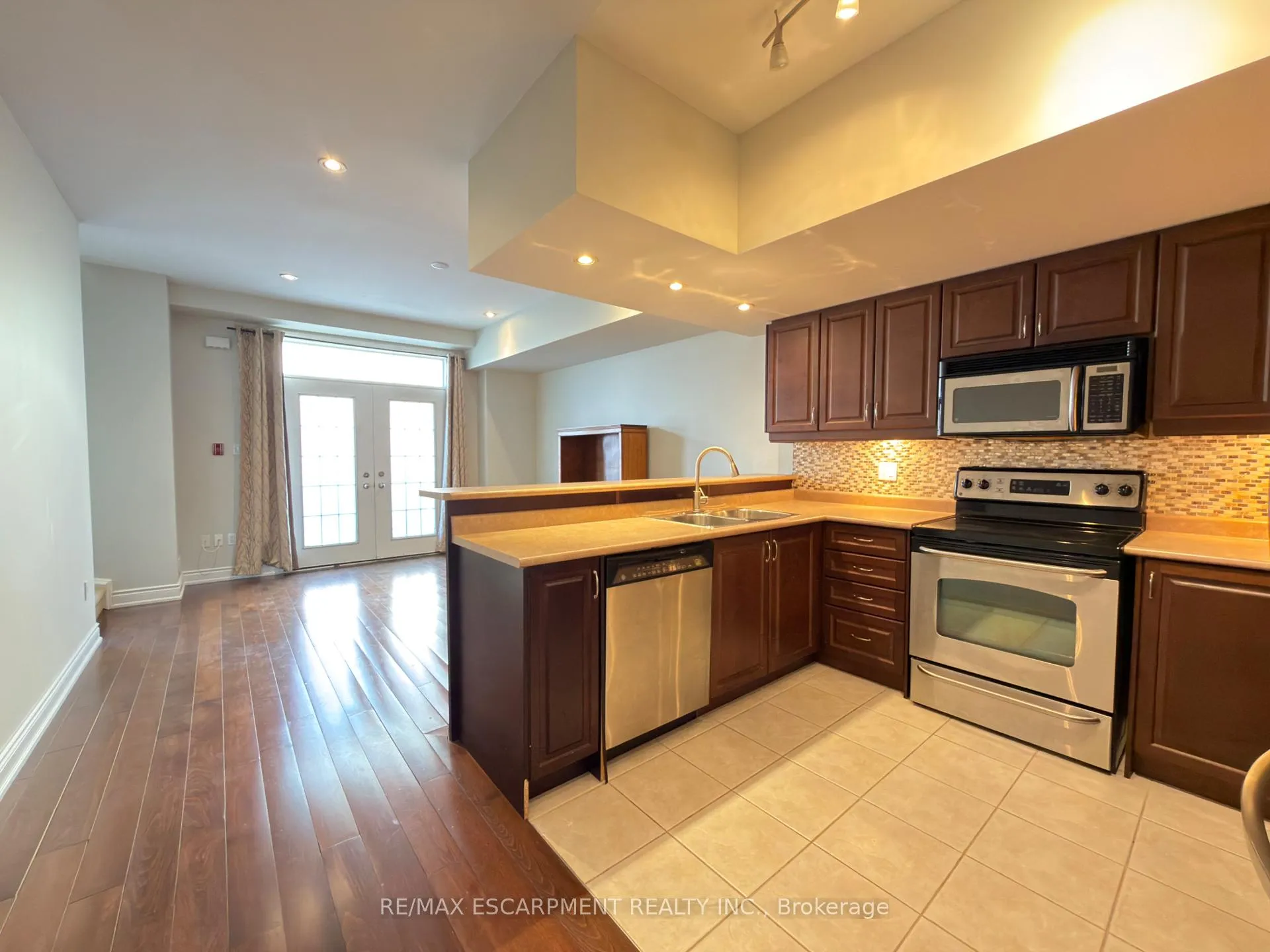 Photo 12 of 2085 Pine Street, Burlington, Brant — HOMEH