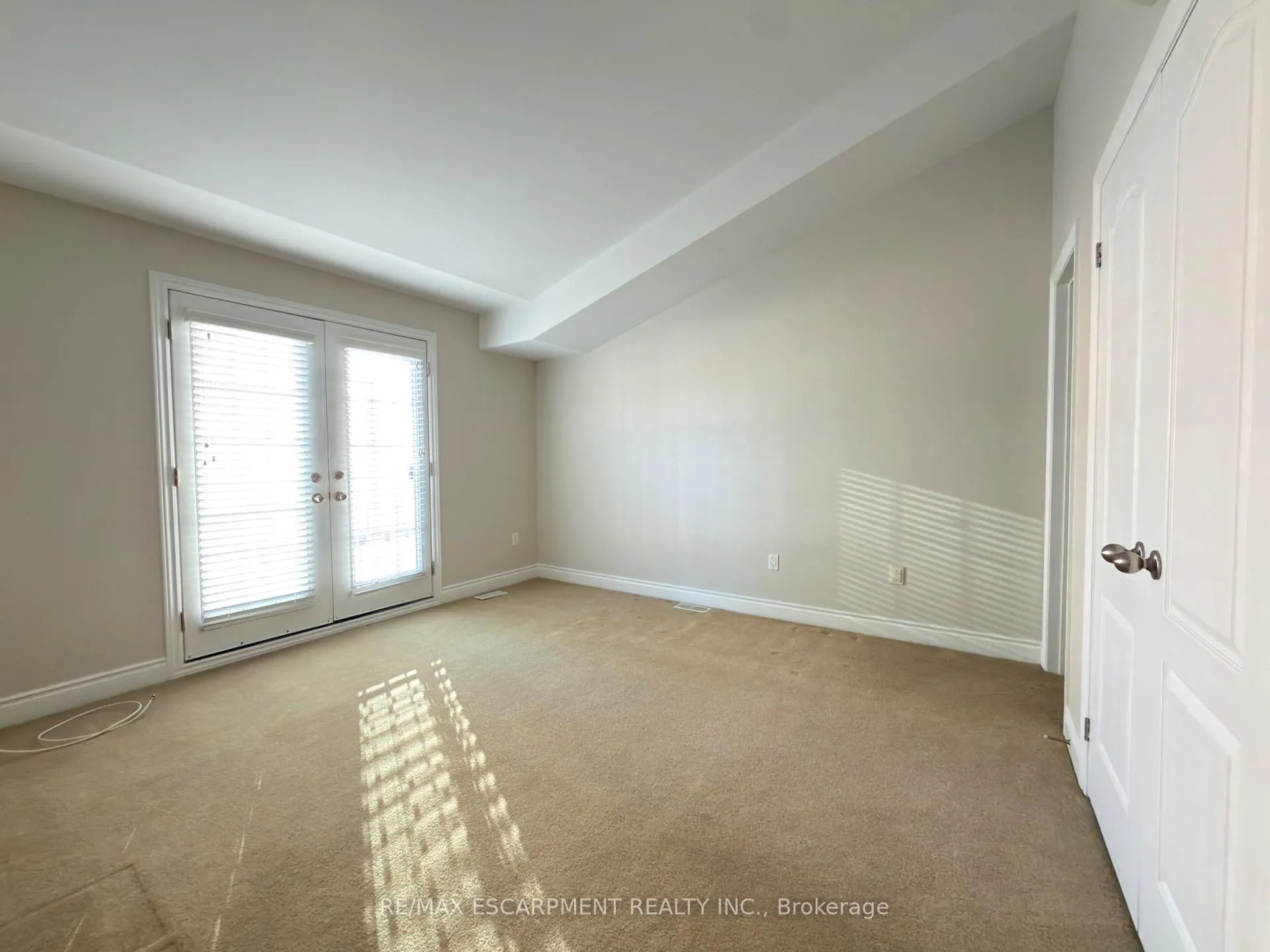 Photo 17 of 2085 Pine Street, Burlington, Brant — HOMEH