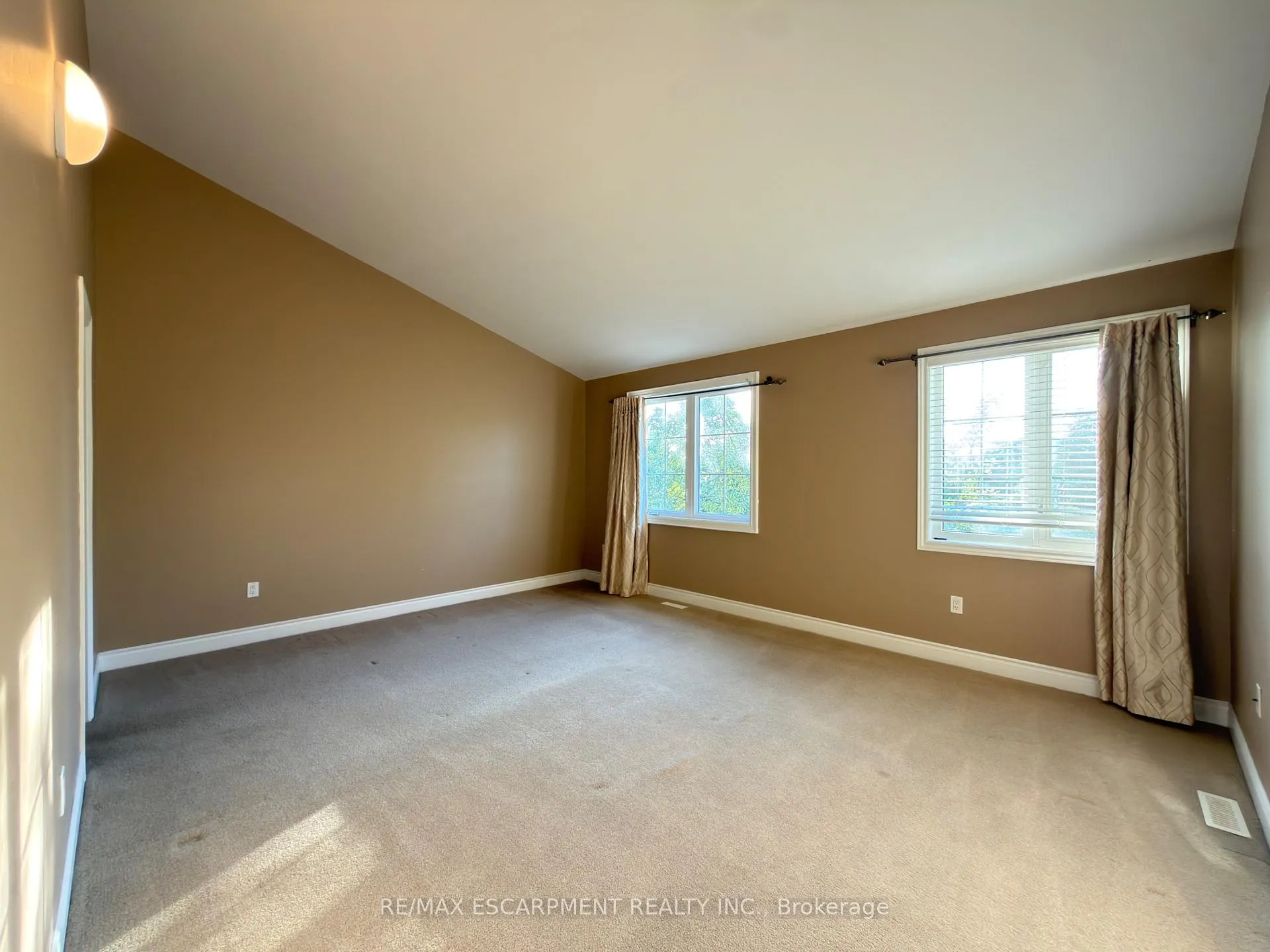 Photo 23 of 2085 Pine Street, Burlington, Brant — HOMEH