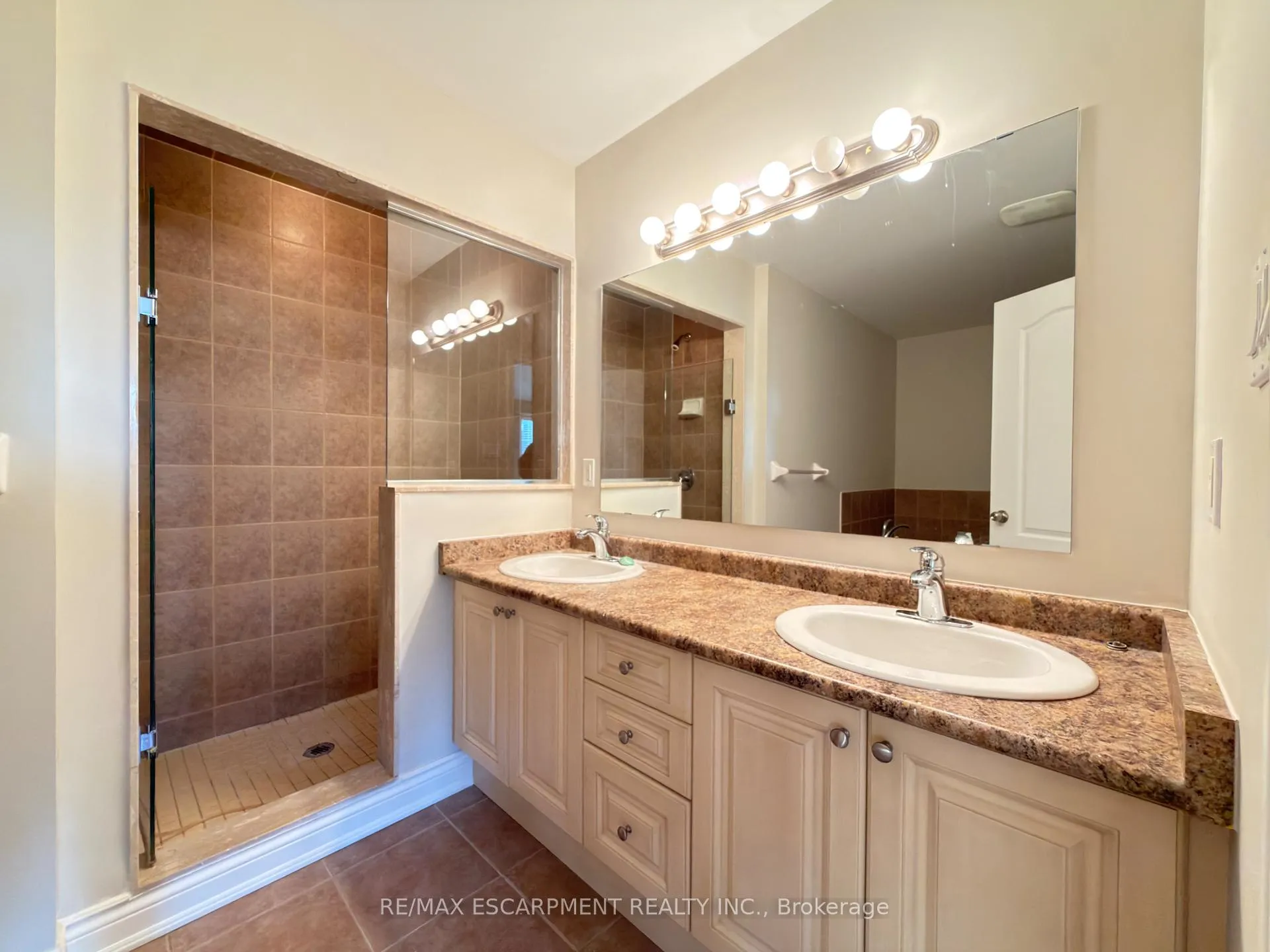 Photo 25 of 2085 Pine Street, Burlington, Brant — HOMEH