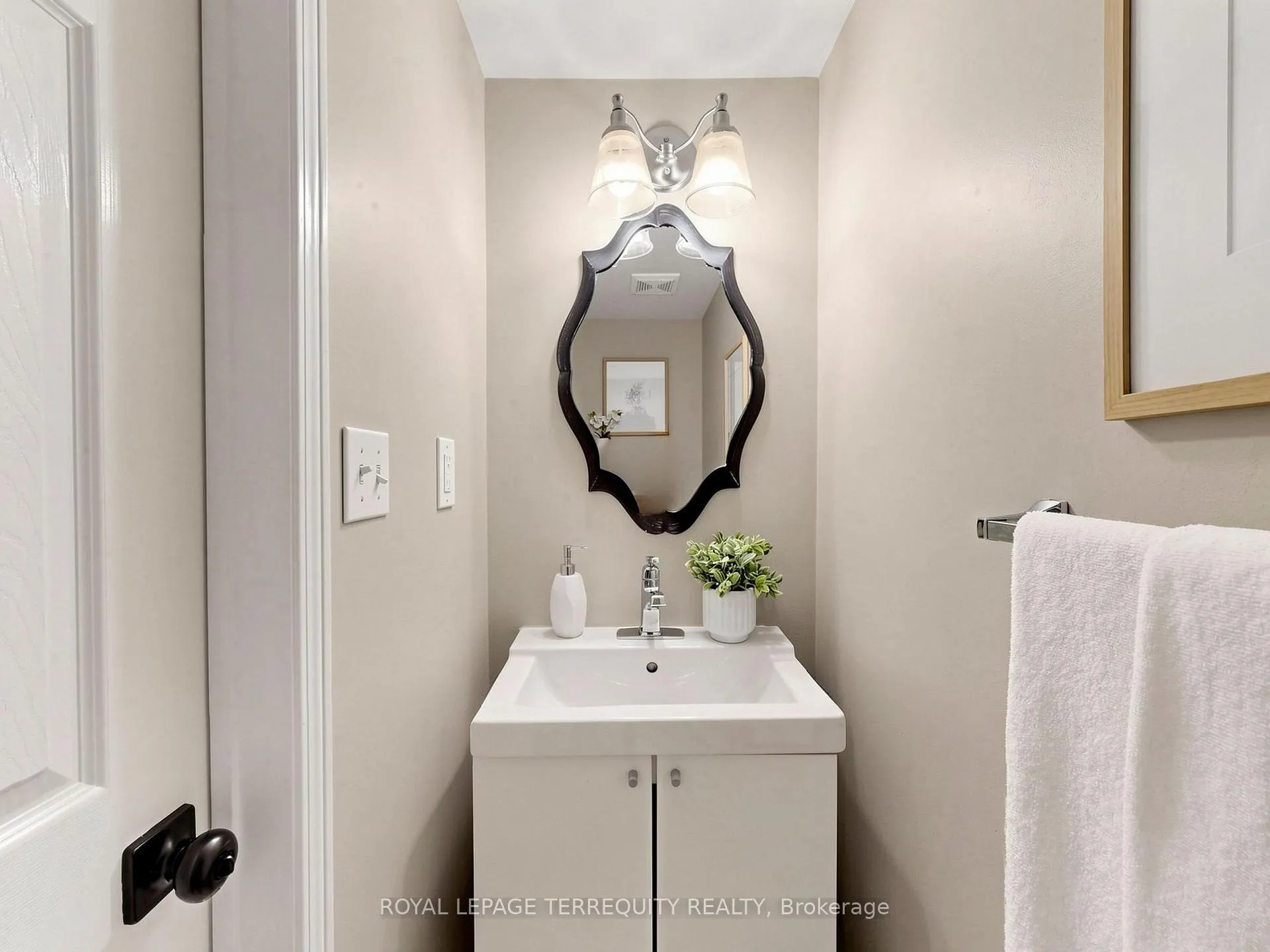 Photo 3 of 61 Sprucedale Way, Whitby, Pringle Creek — HOMEH