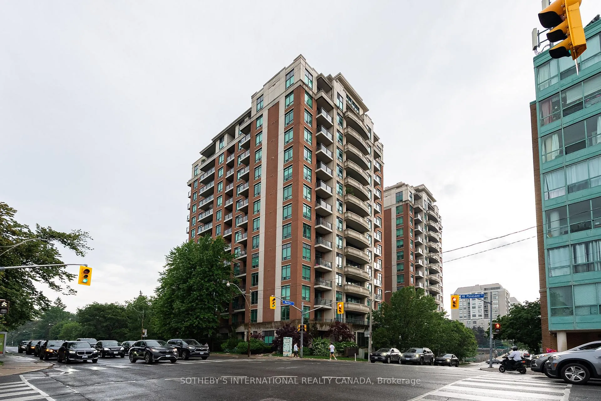 Front of Unit 809, 319 Merton Street