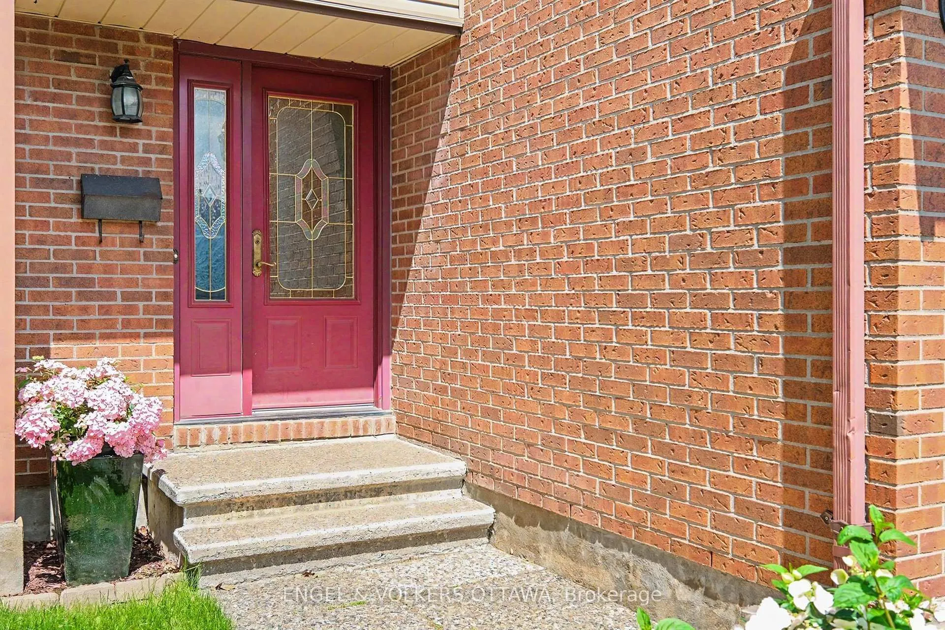Photo 3 of 37 Gentle Gate Crescent, Ottawa, Hunt Club Park/Greenboro — HOMEH