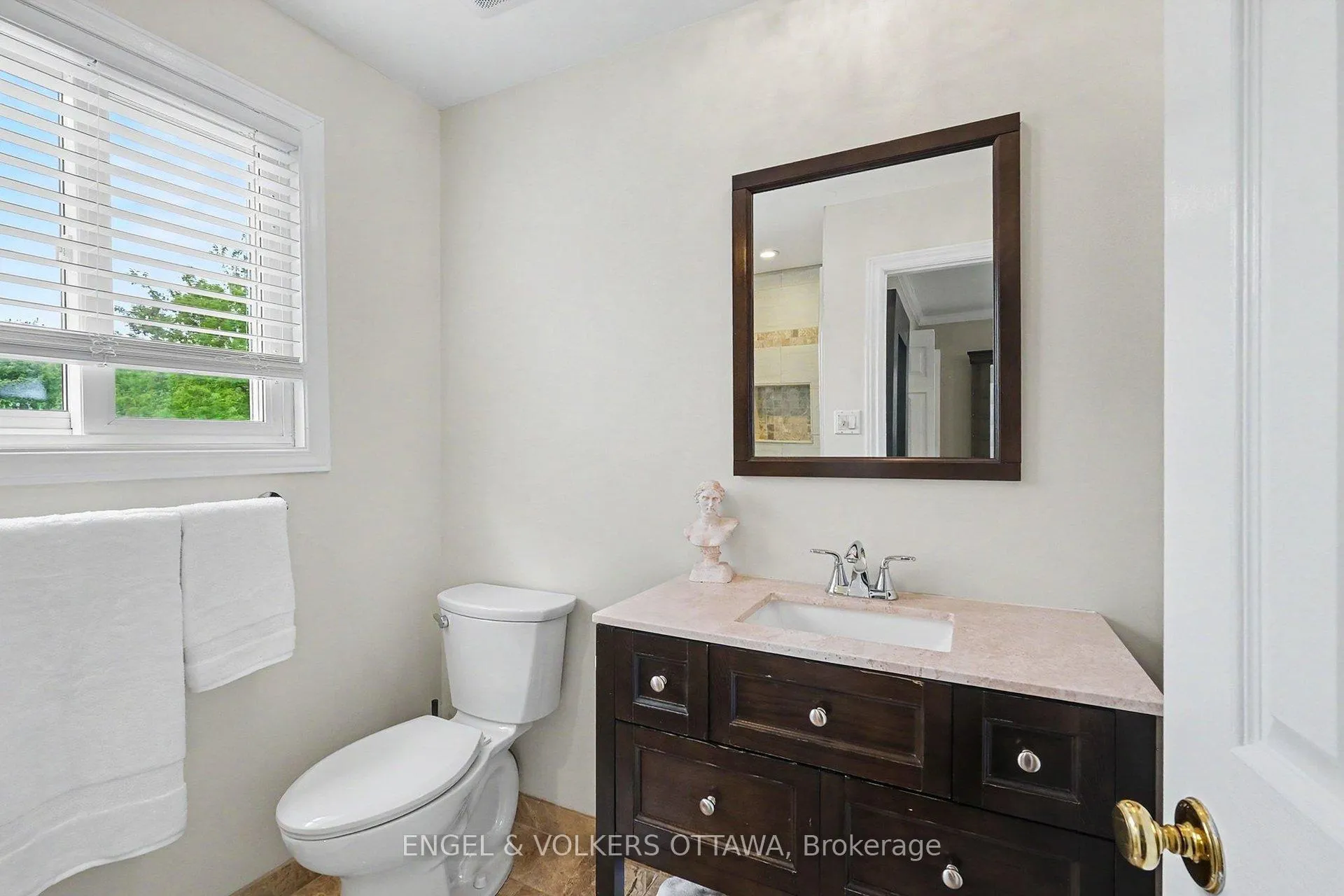 Photo 13 of 37 Gentle Gate Crescent, Ottawa, Hunt Club Park/Greenboro — HOMEH
