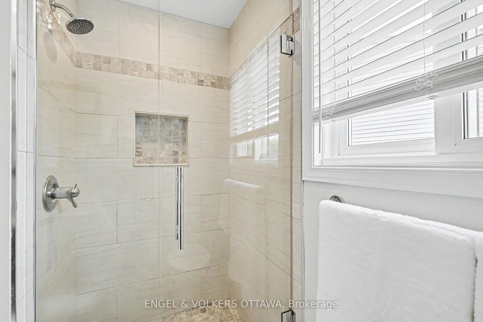 Photo 18 of 37 Gentle Gate Crescent, Ottawa, Hunt Club Park/Greenboro — HOMEH