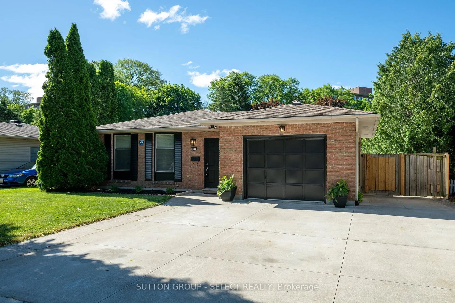 Photo 3 of 661 Grenfell Drive, London, North C — HOMEH