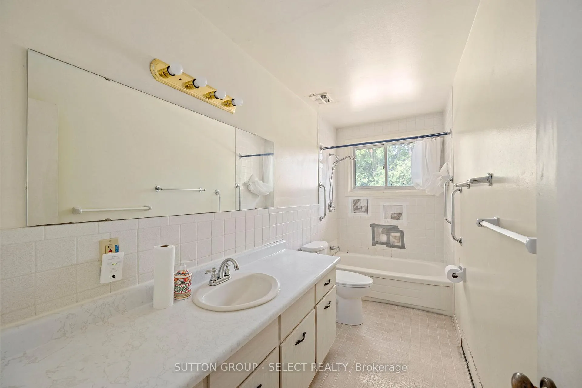 Photo 14 of 661 Grenfell Drive, London, North C — HOMEH