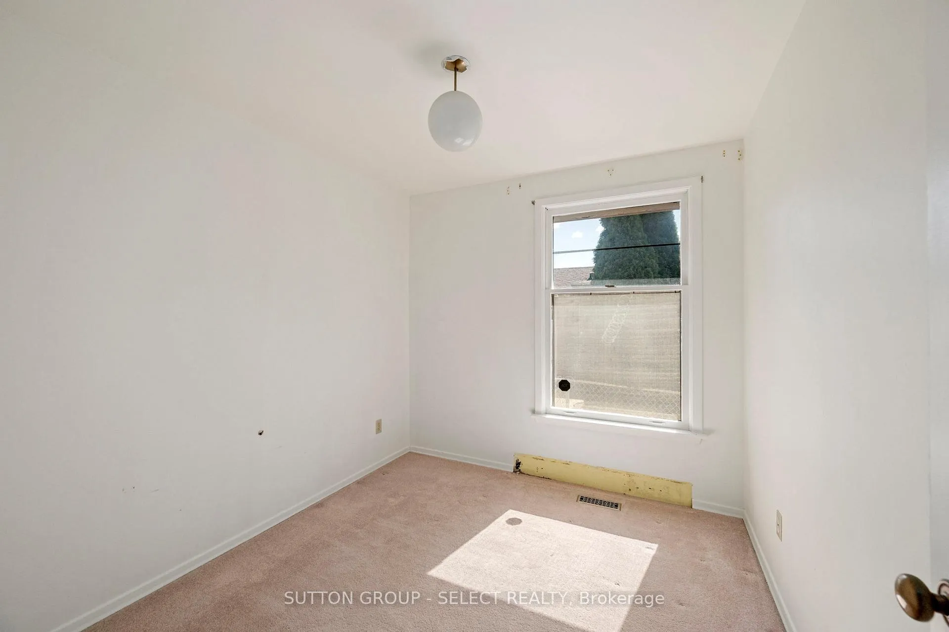 Photo 17 of 661 Grenfell Drive, London, North C — HOMEH