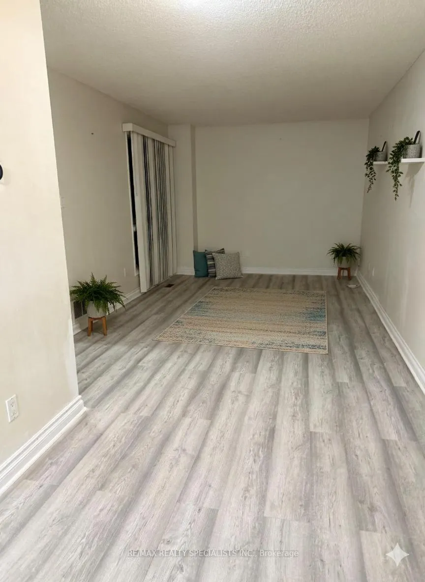 Photo 4 of 8 New Seabury Drive, Vaughan, Glen Shields — HOMEH