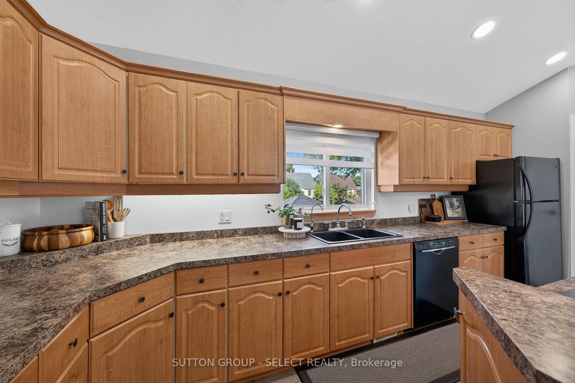 Photo 8 of 152 Elm Street, St. Thomas — HOMEH