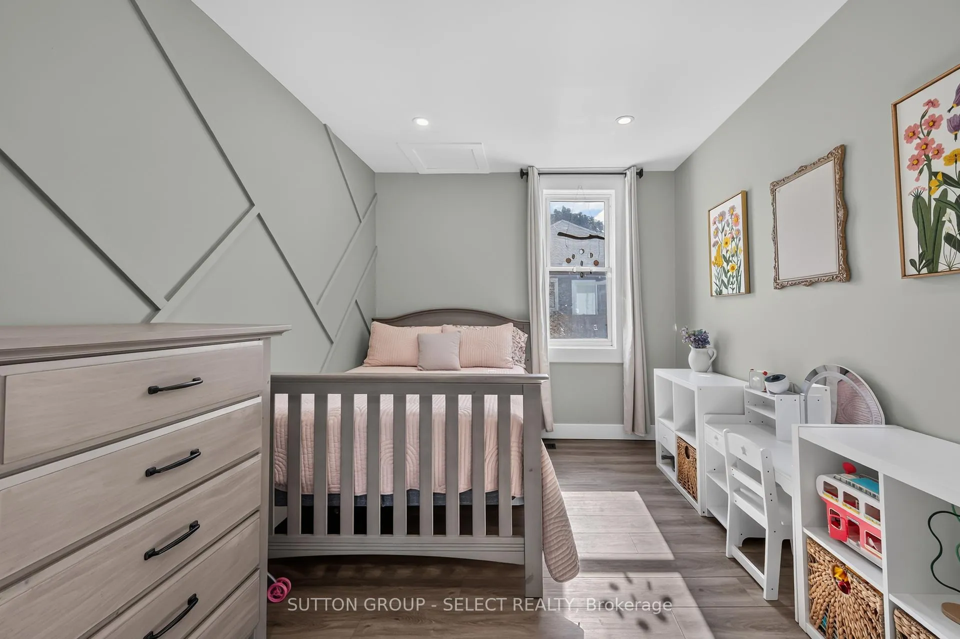 Photo 11 of 152 Elm Street, St. Thomas — HOMEH
