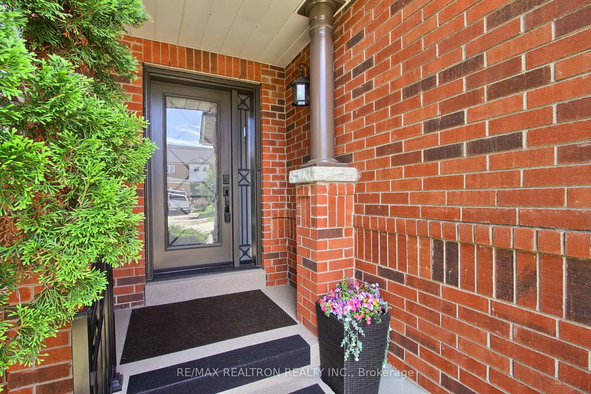 Photo 2 of 233 Denise Circle, Newmarket, Summerhill Estates — HOMEH