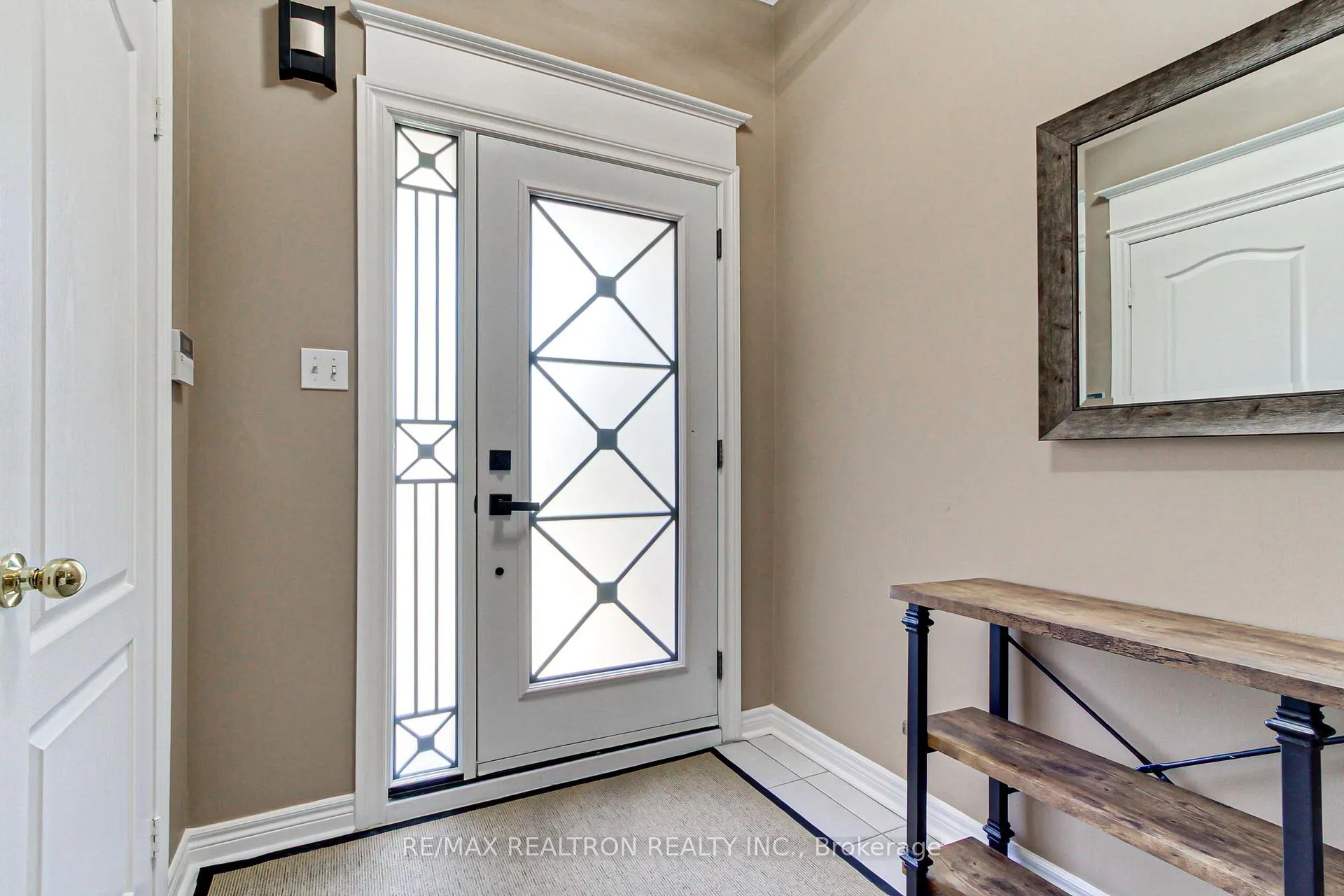 Photo 3 of 233 Denise Circle, Newmarket, Summerhill Estates — HOMEH