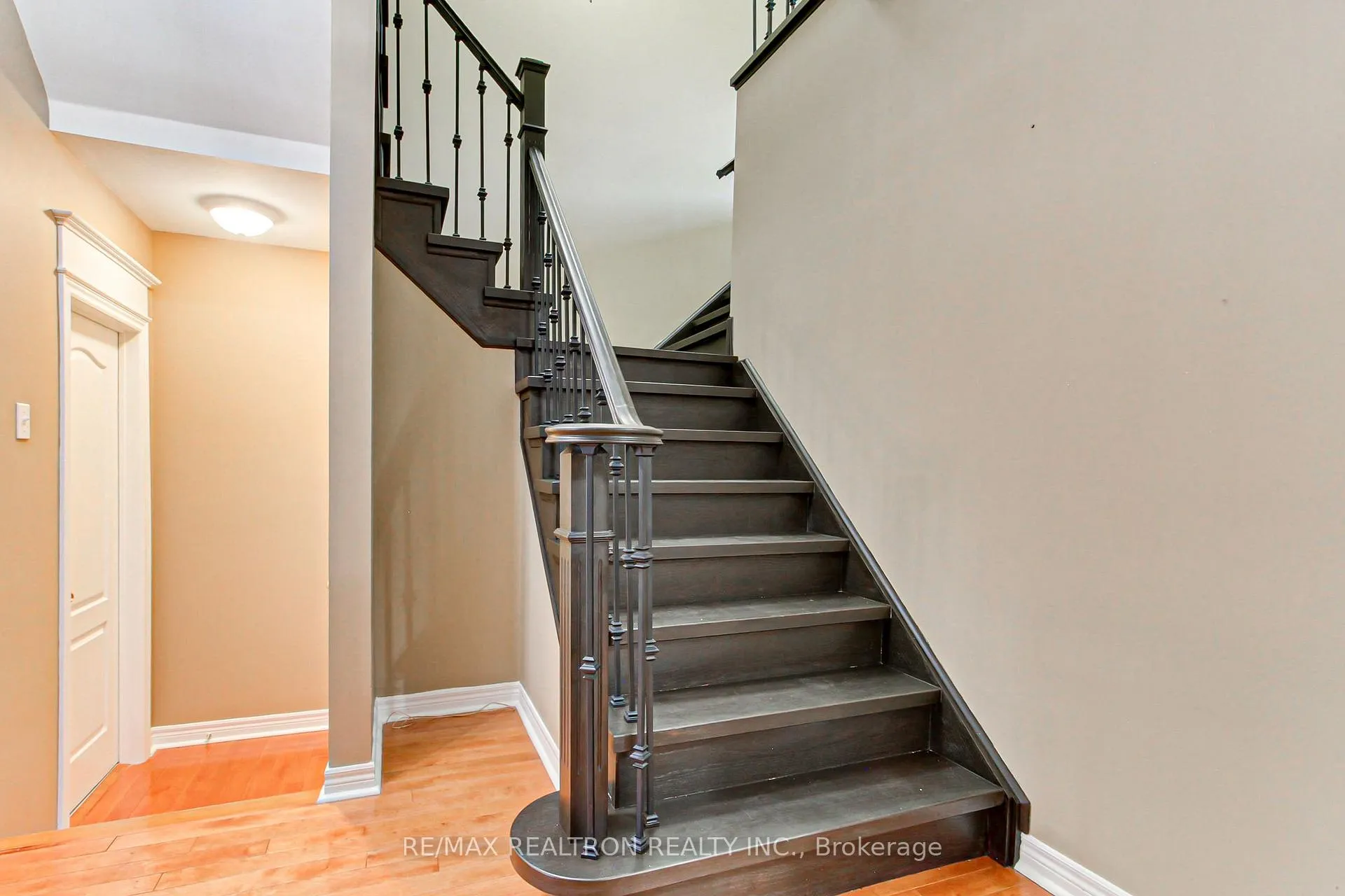 Photo 5 of 233 Denise Circle, Newmarket, Summerhill Estates — HOMEH