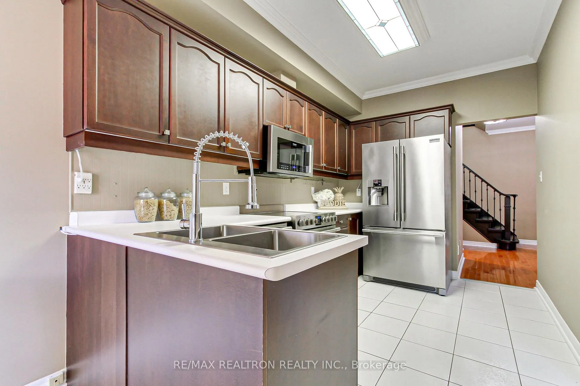 Photo 11 of 233 Denise Circle, Newmarket, Summerhill Estates — HOMEH