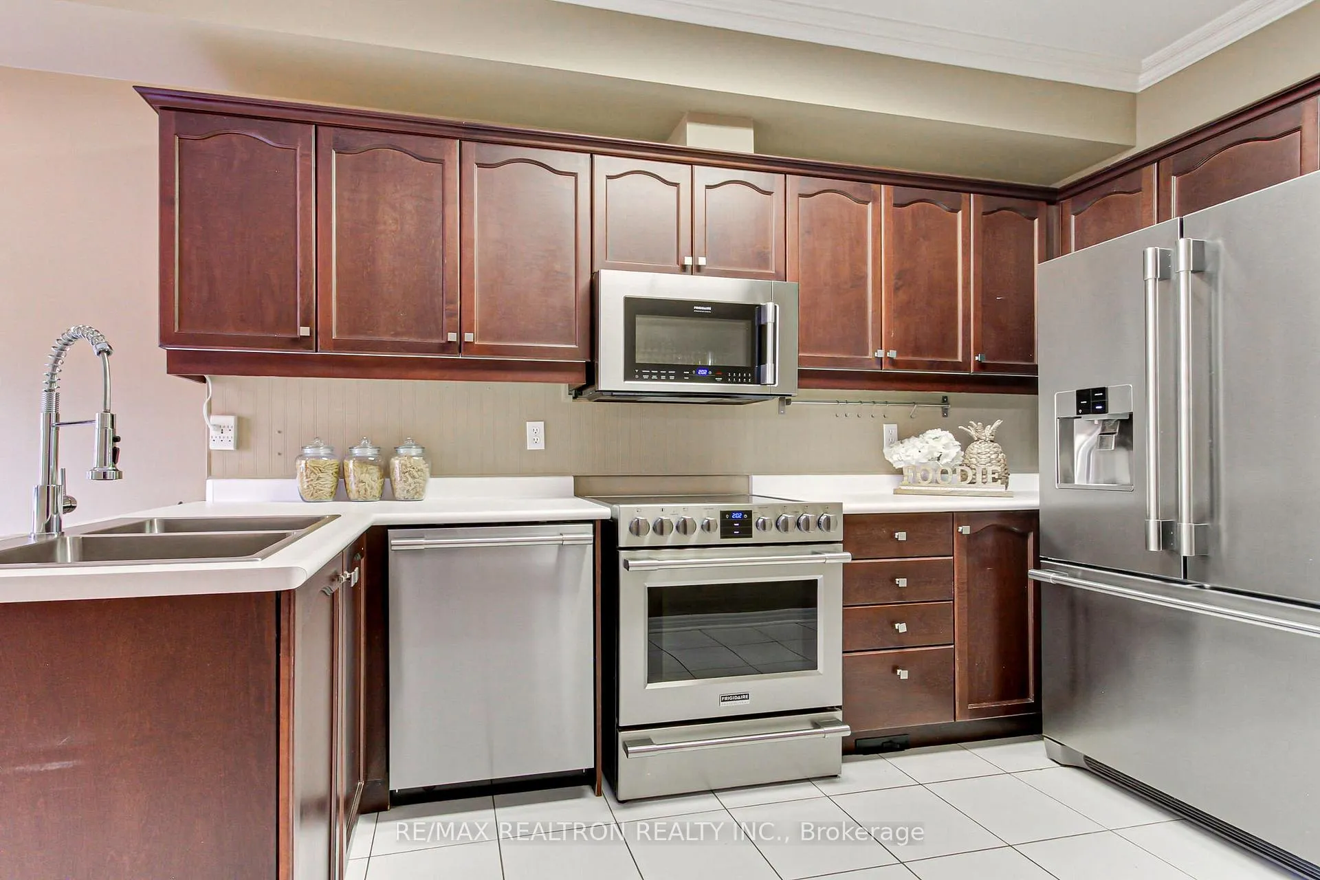 Photo 12 of 233 Denise Circle, Newmarket, Summerhill Estates — HOMEH