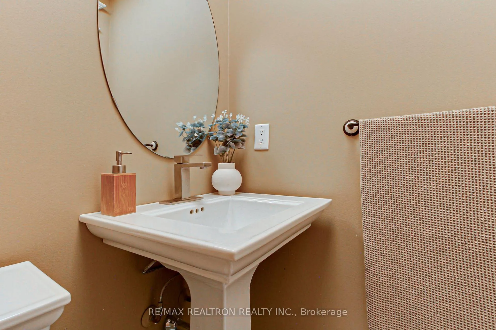 Photo 15 of 233 Denise Circle, Newmarket, Summerhill Estates — HOMEH