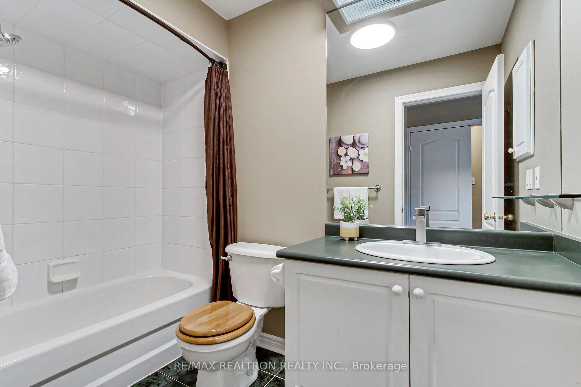 Photo 21 of 233 Denise Circle, Newmarket, Summerhill Estates — HOMEH