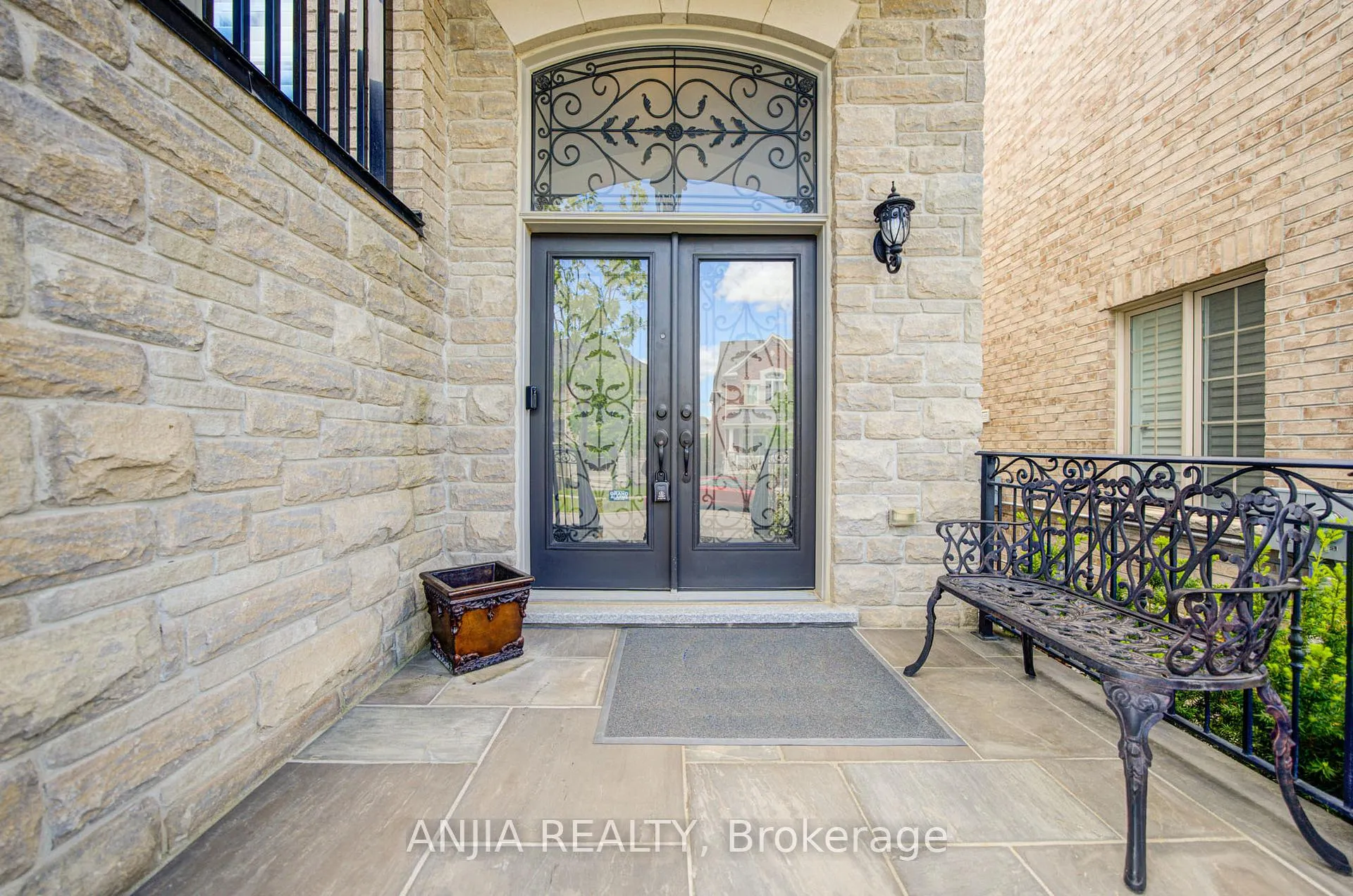 Photo 4 of 64 Frederick Stamm Crescent, Markham, Berczy — HOMEH