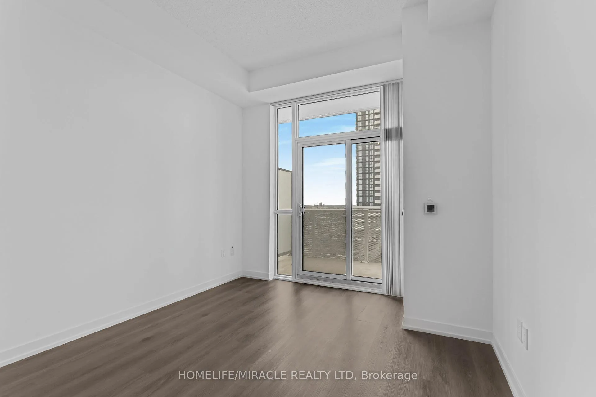 Photo 13 of Unit 702, 28 Interchange Way, Vaughan, Vaughan Corporate Centre — HOMEH