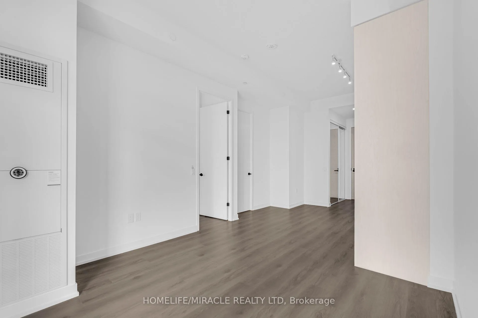 Photo 14 of Unit 702, 28 Interchange Way, Vaughan, Vaughan Corporate Centre — HOMEH
