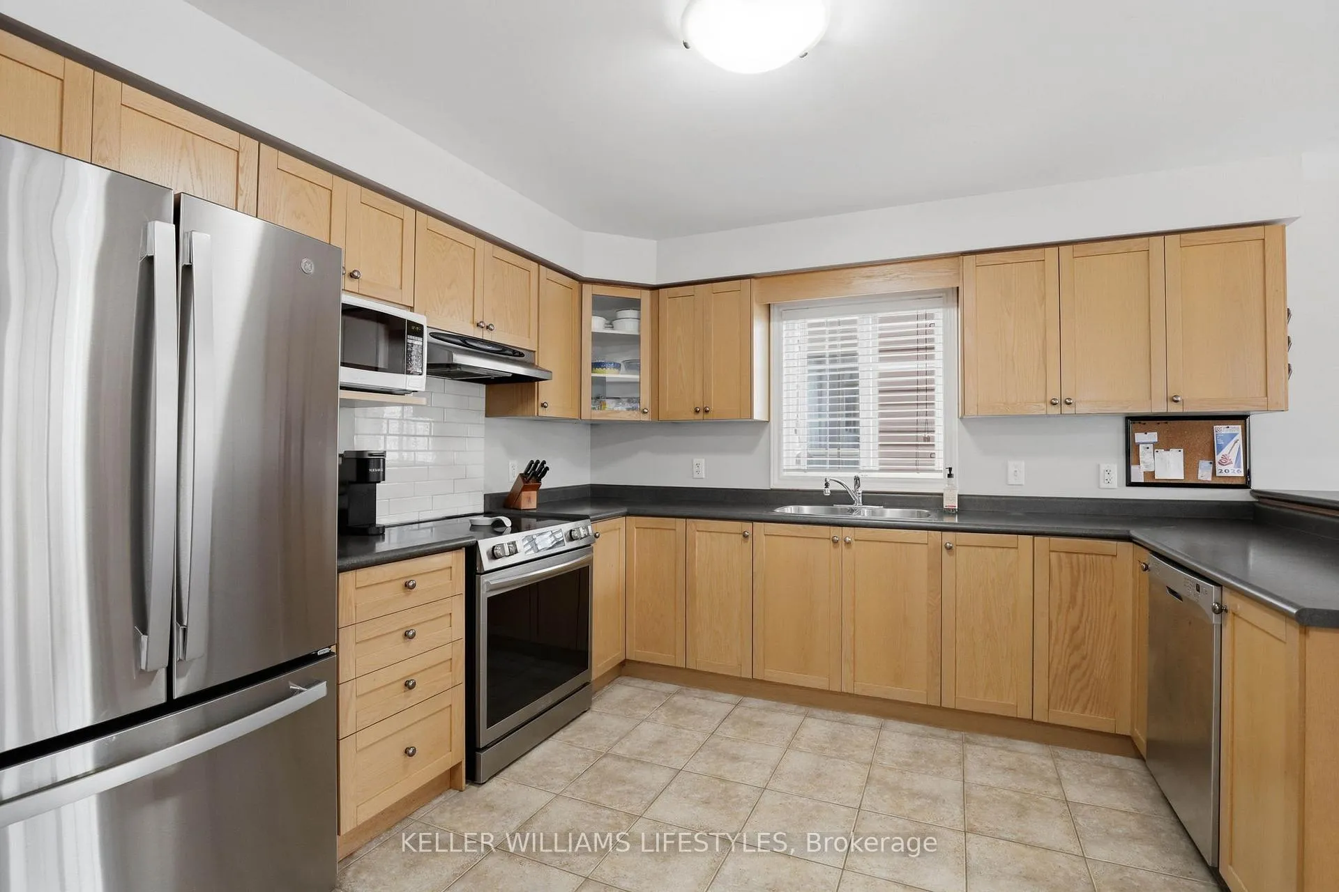 Photo 15 of 696 Fieldgate Circle, London, East I — HOMEH