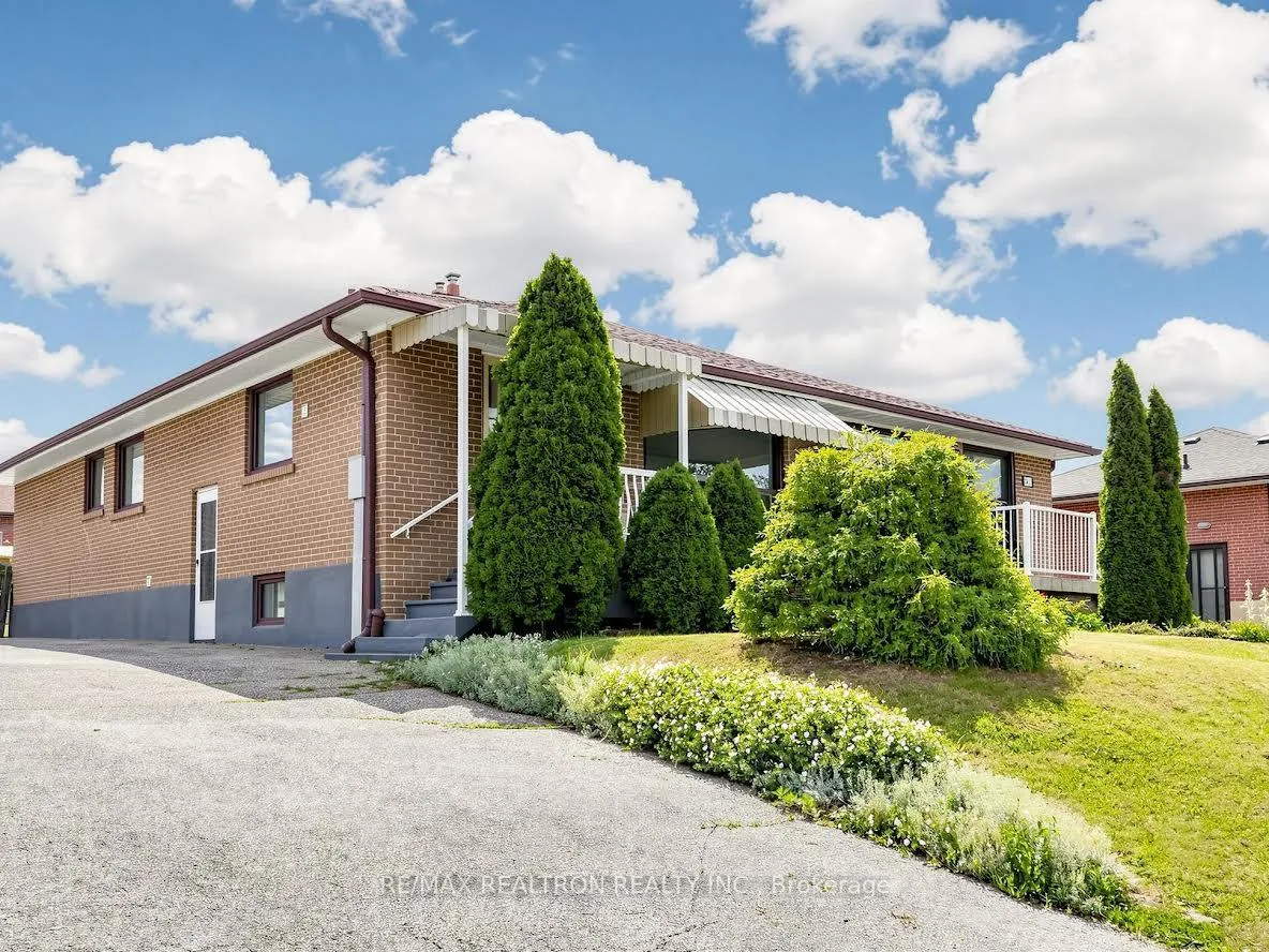 Photo 2 of 2613 Jane Street, North York, Glenfield-Jane Heights — HOMEH