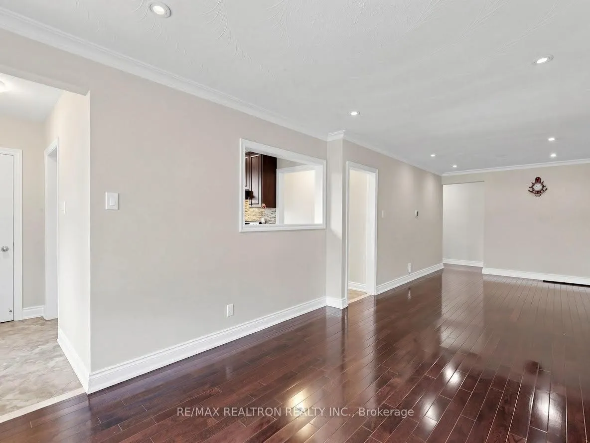Photo 5 of 2613 Jane Street, North York, Glenfield-Jane Heights — HOMEH