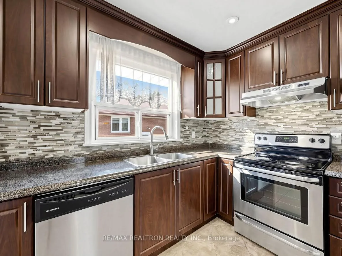 Photo 7 of 2613 Jane Street, North York, Glenfield-Jane Heights — HOMEH