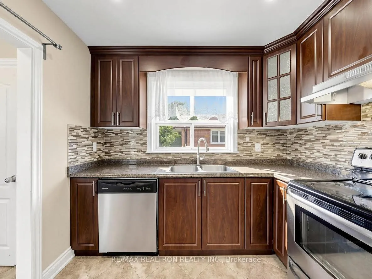 Photo 8 of 2613 Jane Street, North York, Glenfield-Jane Heights — HOMEH