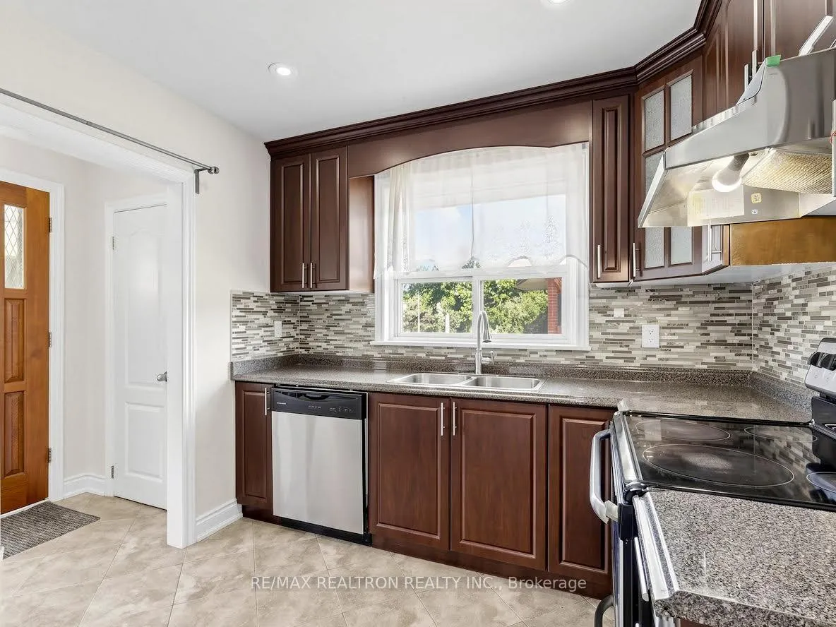 Photo 9 of 2613 Jane Street, North York, Glenfield-Jane Heights — HOMEH