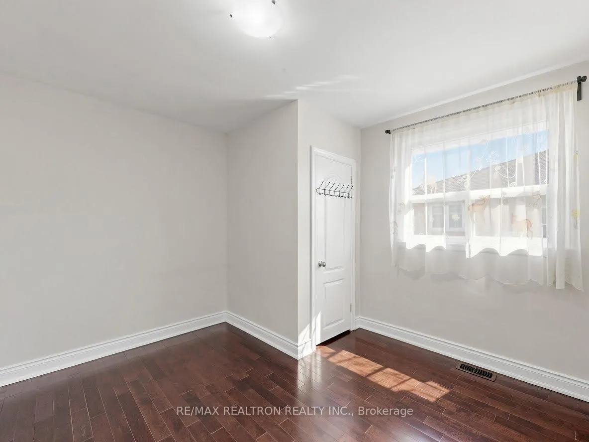 Photo 12 of 2613 Jane Street, North York, Glenfield-Jane Heights — HOMEH