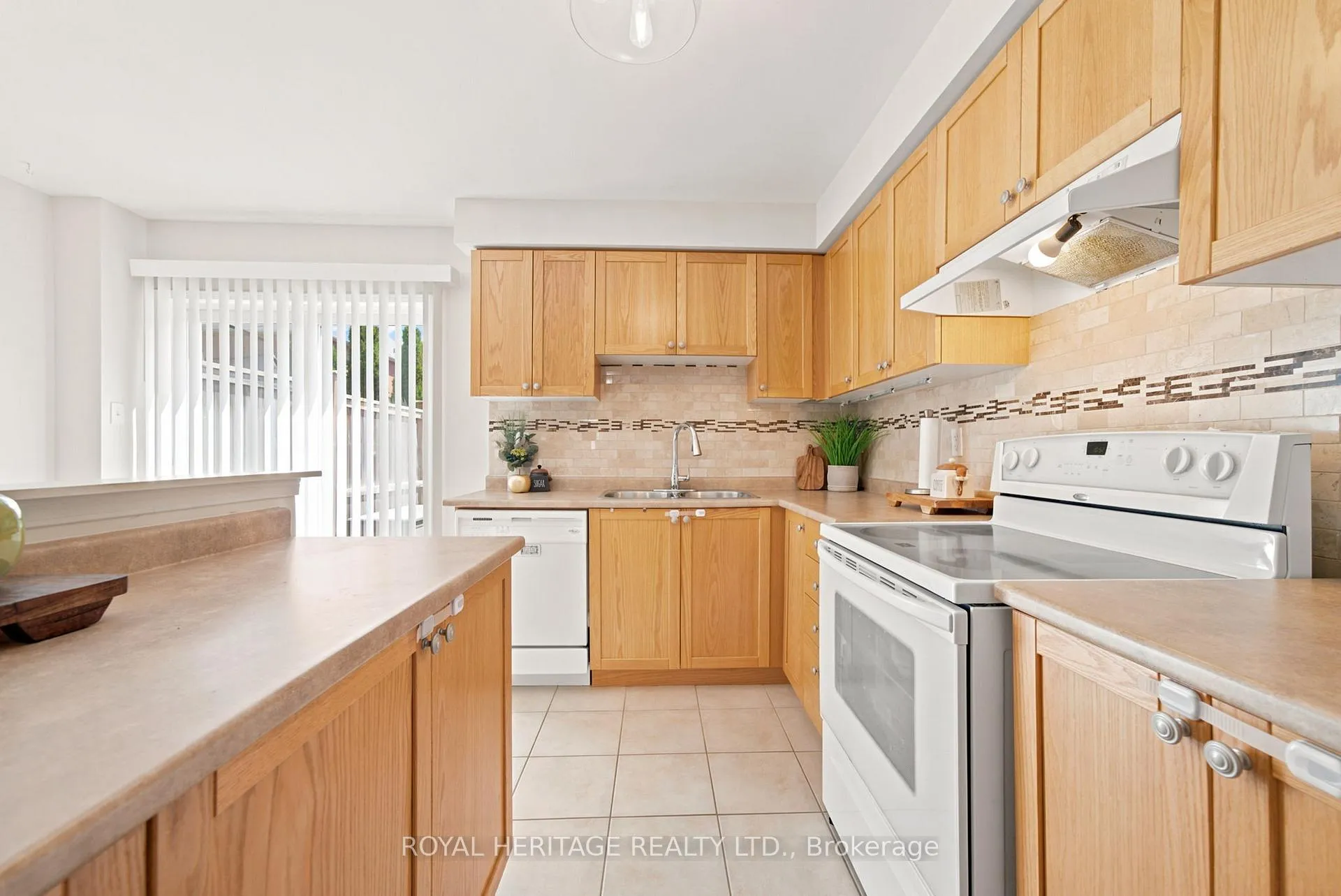 Photo 4 of 39 Neill Avenue, Whitby, Rolling Acres — HOMEH
