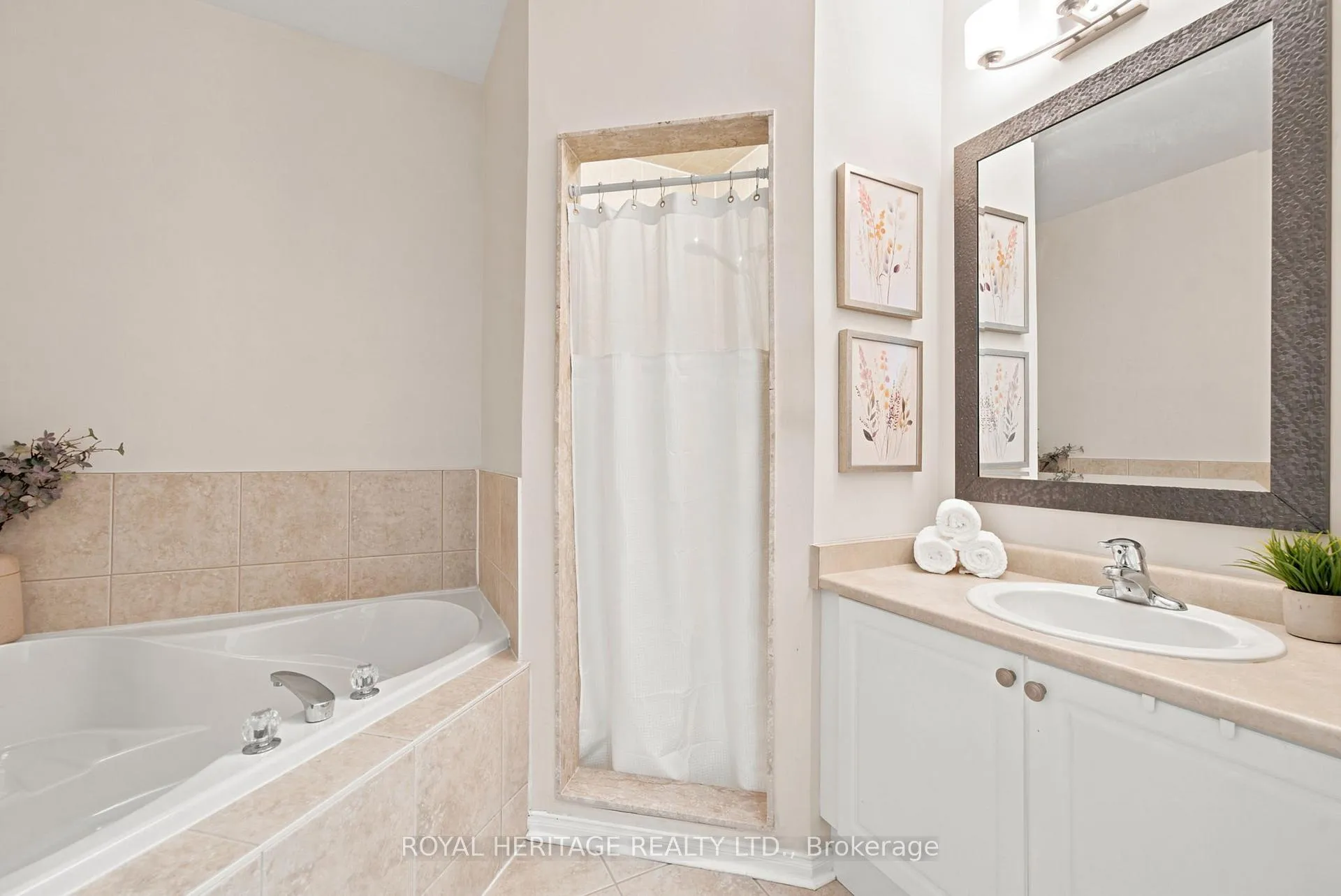 Photo 14 of 39 Neill Avenue, Whitby, Rolling Acres — HOMEH