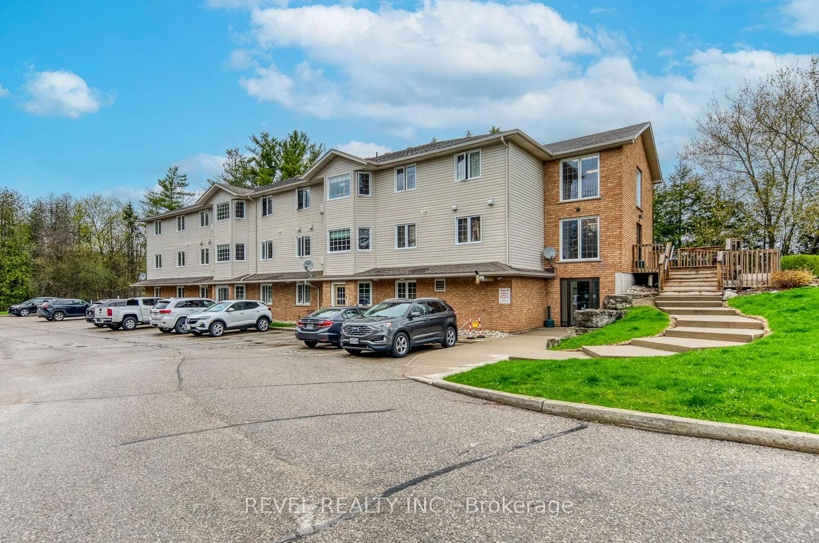 Front of Unit 206, 264 Alma Street