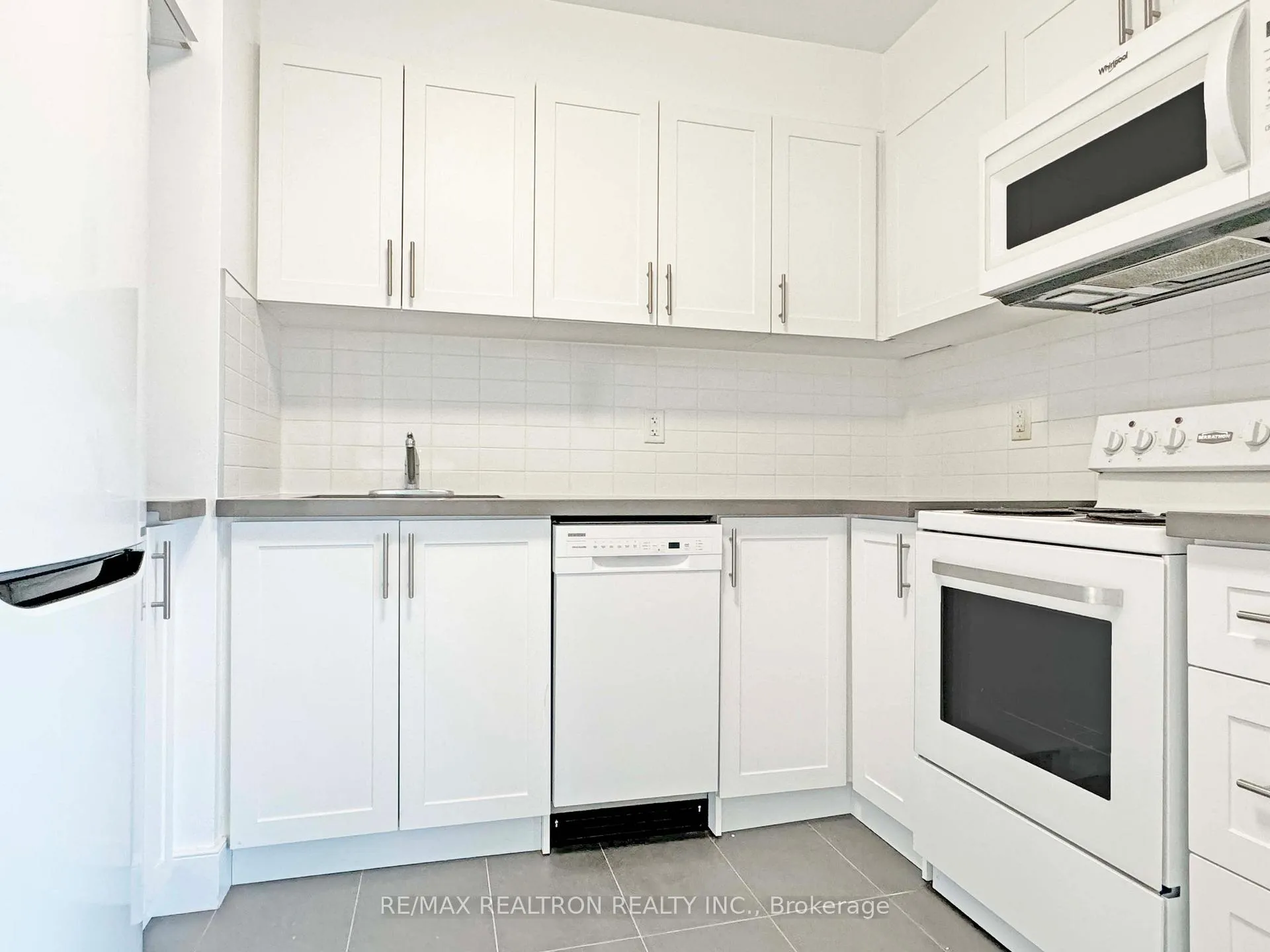 Photo 5 of Unit 801, 485 Huron Street, Toronto, The Annex — HOMEH