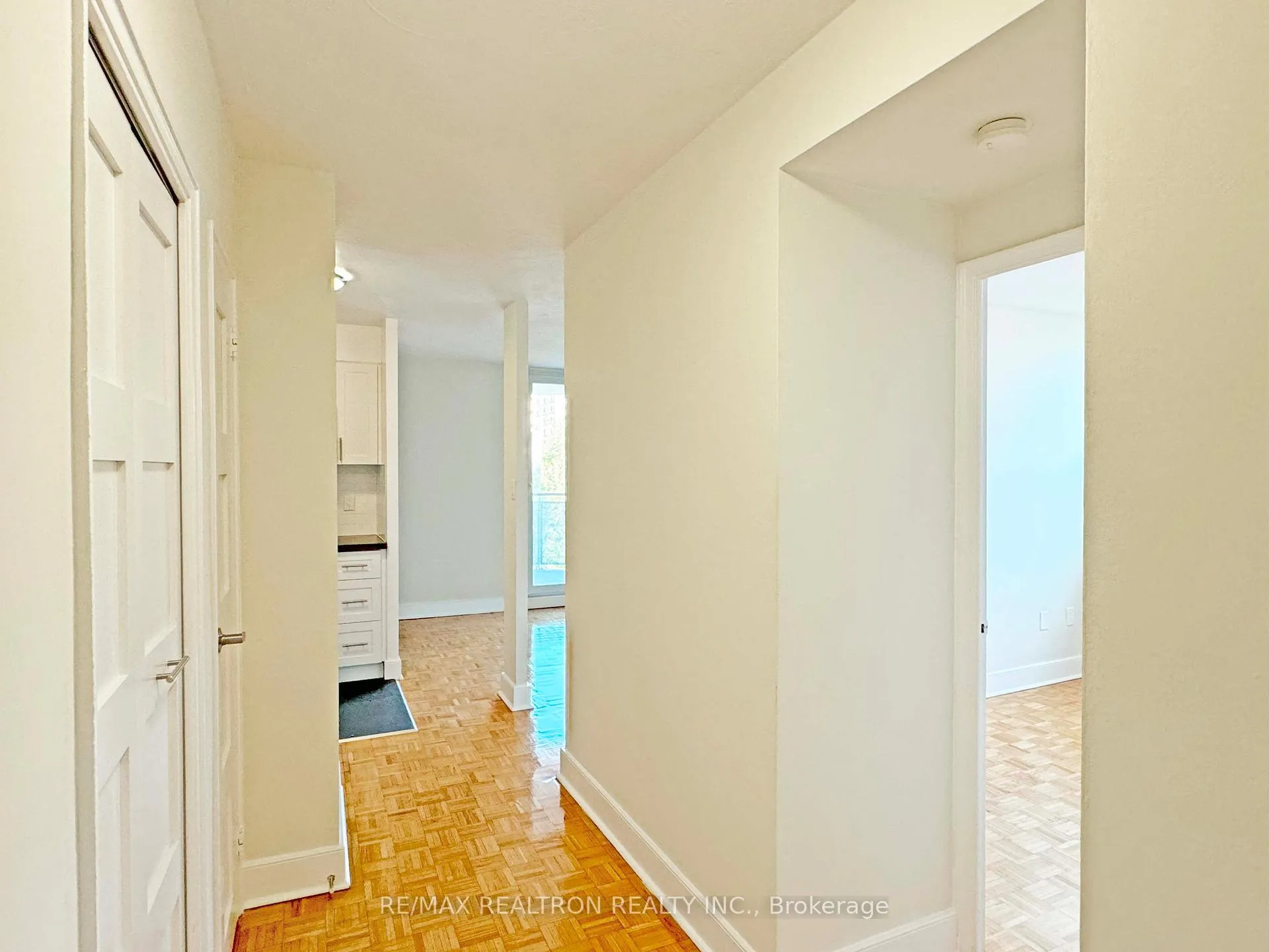 Photo 8 of Unit 801, 485 Huron Street, Toronto, The Annex — HOMEH
