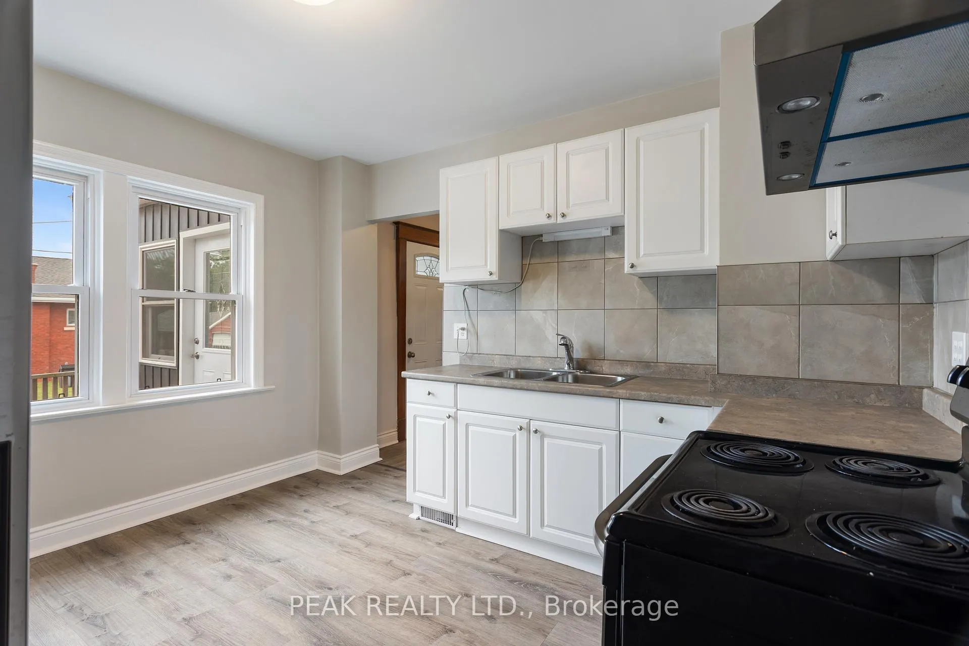 Photo 10 of 5155 Bridge Street, Niagara Falls, Downtown — HOMEH