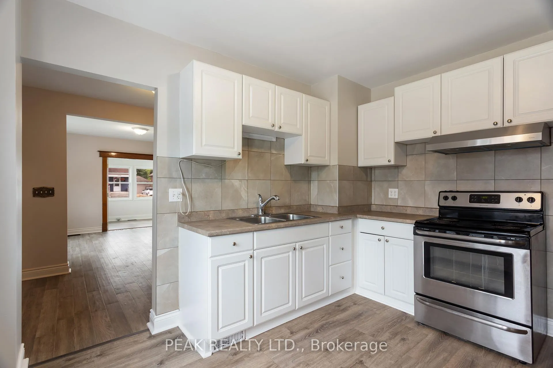 Photo 11 of 5155 Bridge Street, Niagara Falls, Downtown — HOMEH