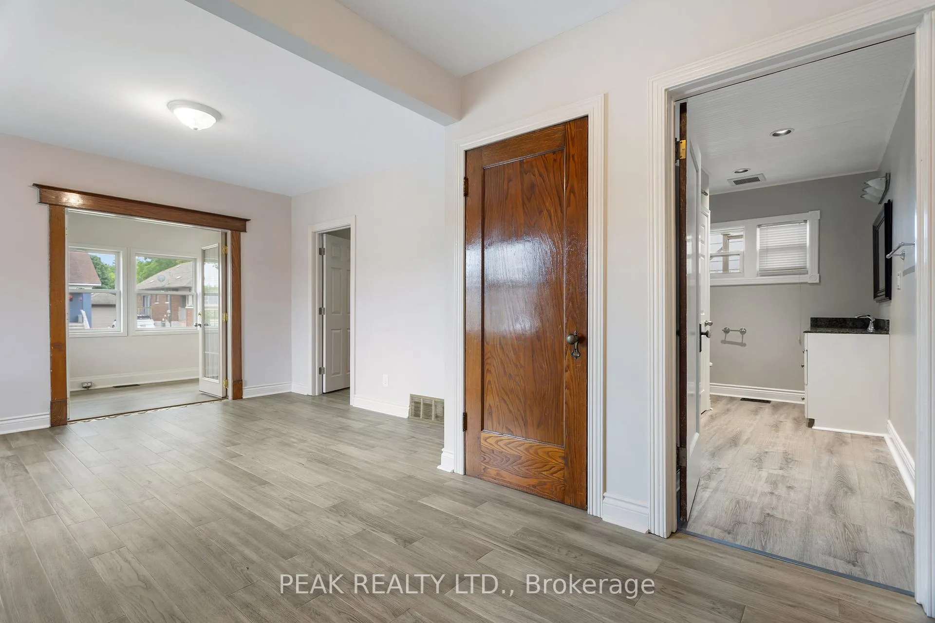 Photo 13 of 5155 Bridge Street, Niagara Falls, Downtown — HOMEH
