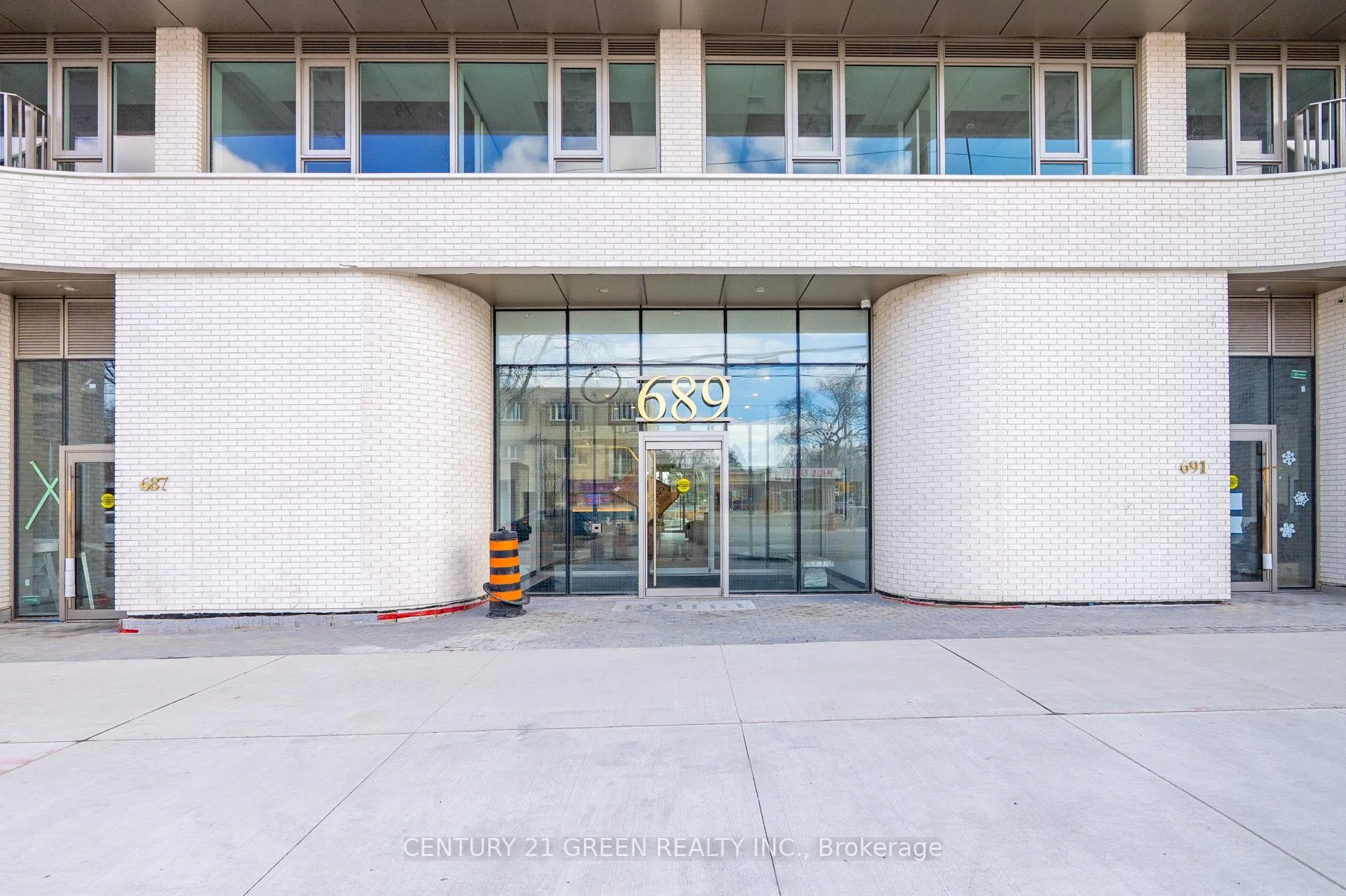 Photo 5 of Unit 216, 689 The Queensway, Etobicoke, Stonegate-Queensway — HOMEH