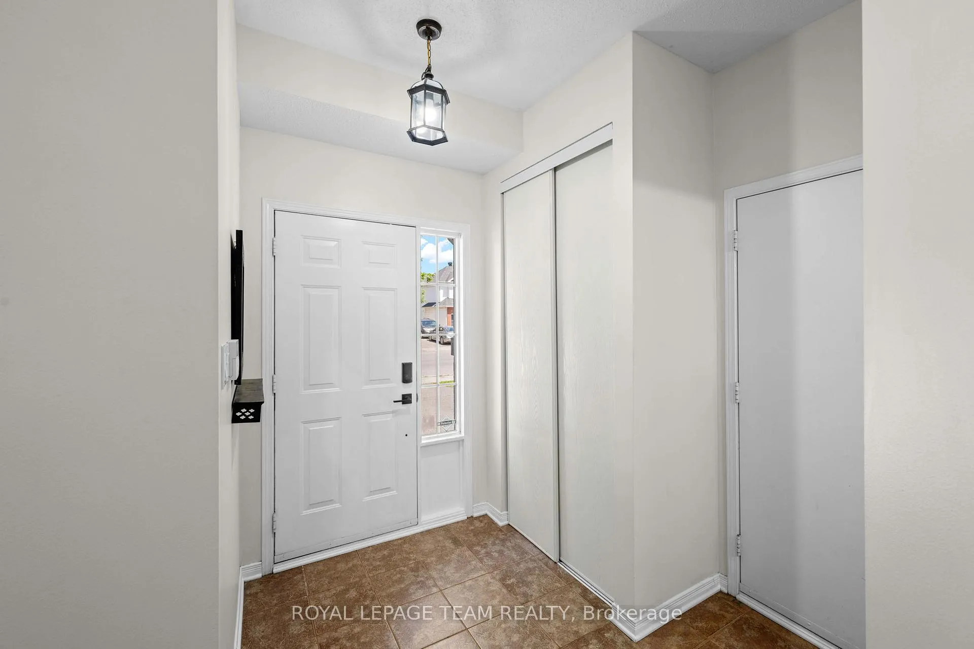 Photo 3 of 73 Deerfox Drive, Ottawa, Barrhaven - Longfields — HOMEH