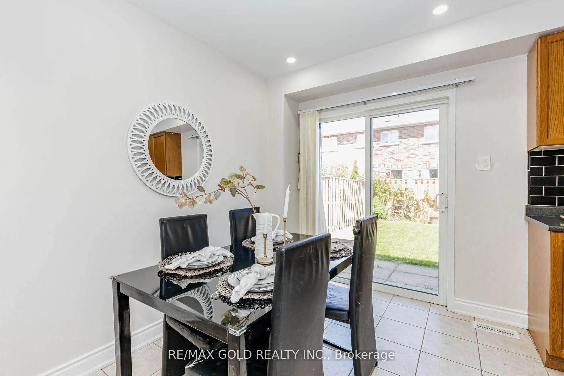 Photo 11 of 48 Sugarberry Drive, Brampton, Credit Valley — HOMEH