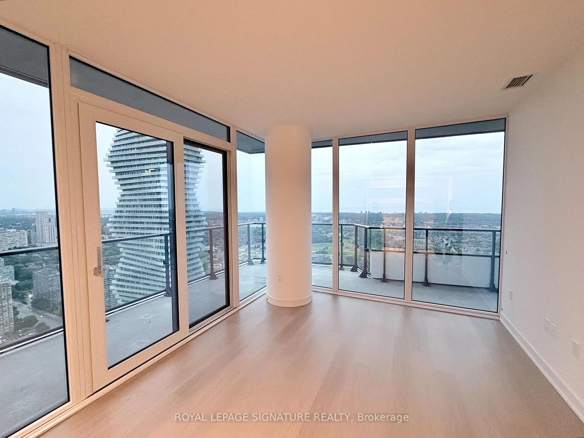 Front of Unit 4308, 448 Burnhamthorpe Road W