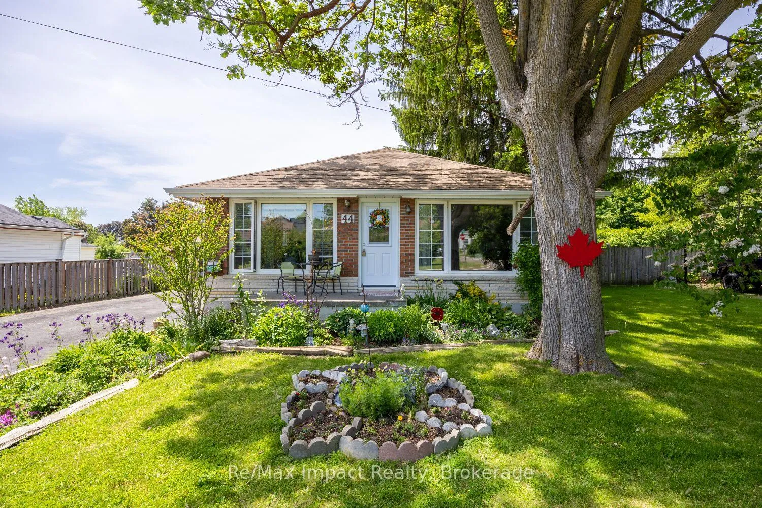 Photo 2 of 44 Brown Street, Clarington, Bowmanville — HOMEH