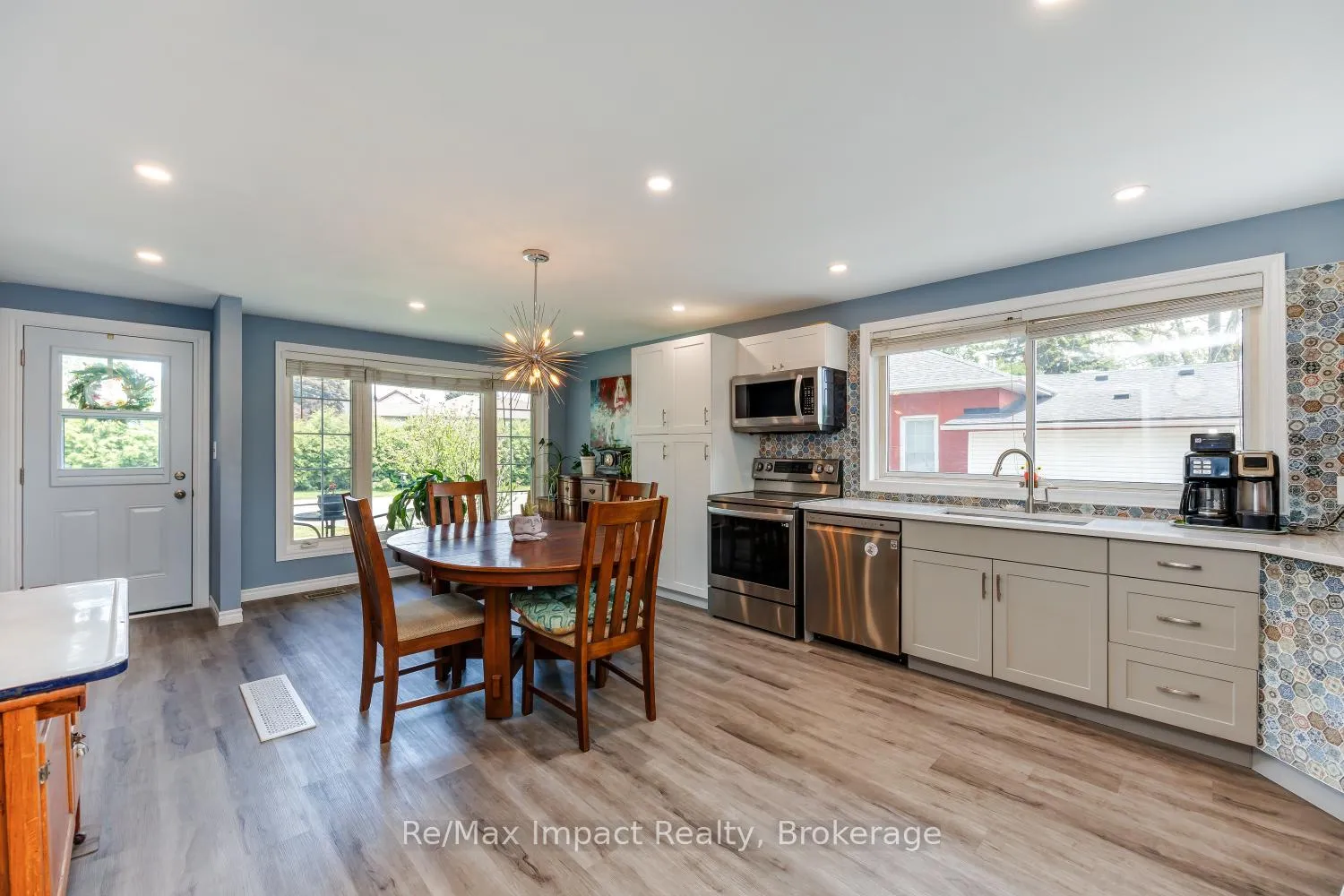 Photo 4 of 44 Brown Street, Clarington, Bowmanville — HOMEH